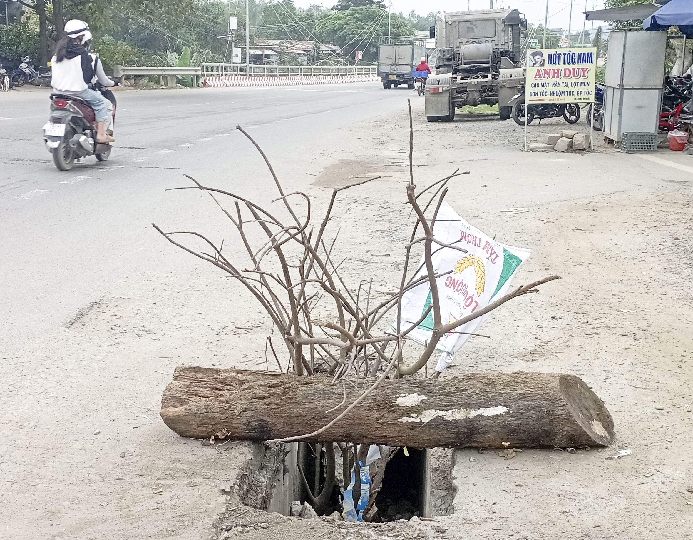 Nắp đậy mương thoát nước bị sụp bể