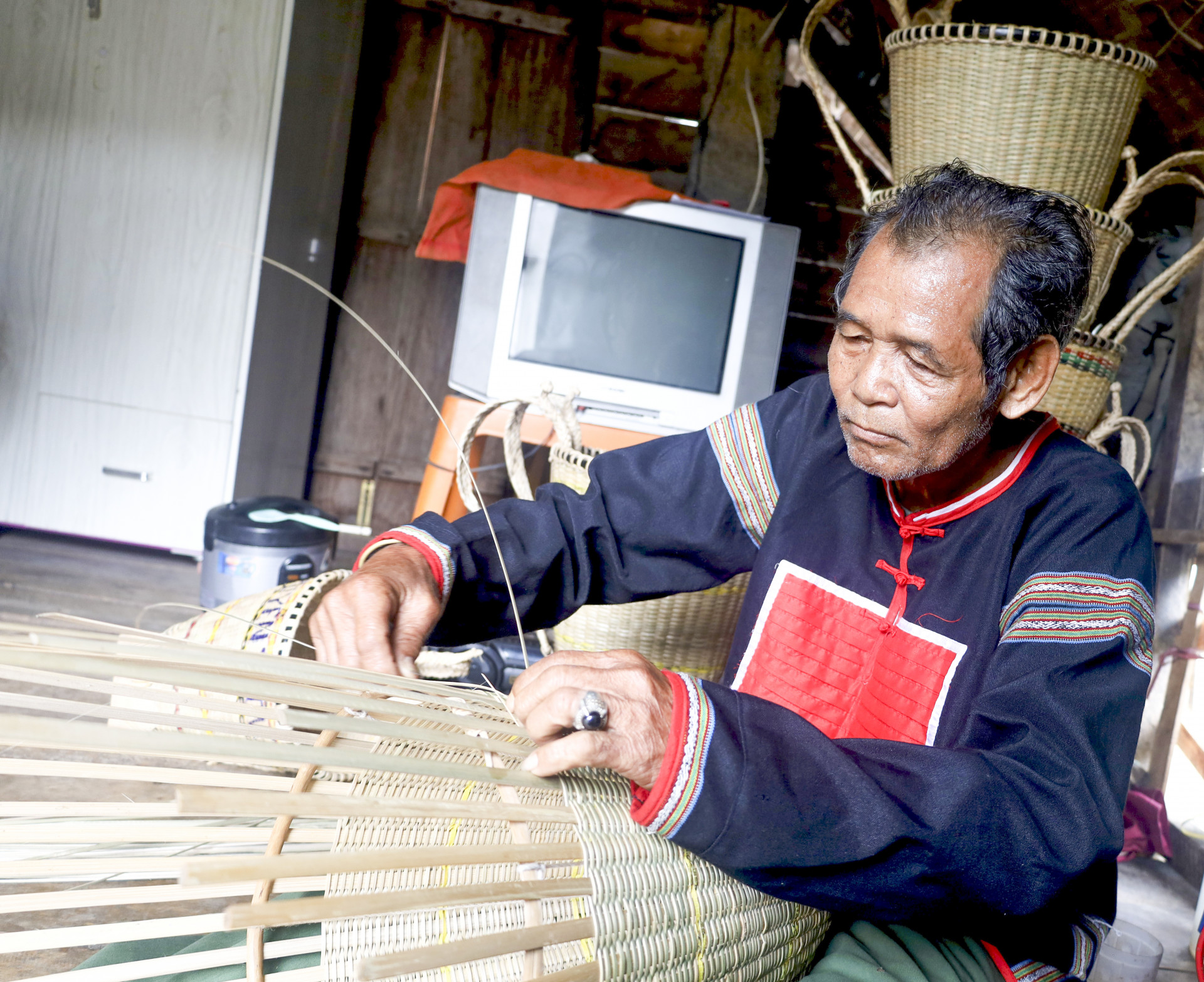 Đan gùi đòi hỏi sự tỉ mỉ, kiên nhẫn, khéo léo.