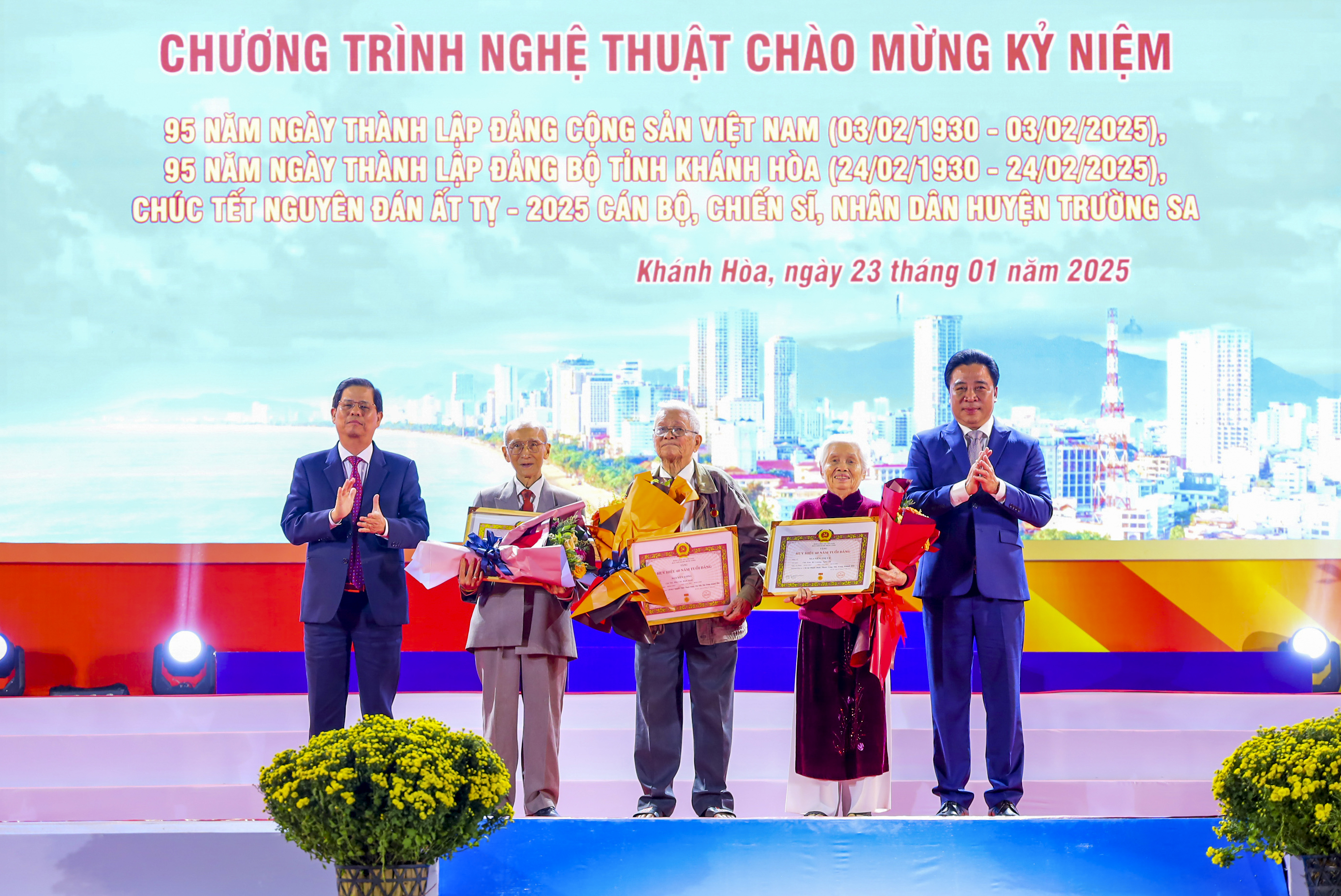 Ấn tượng chương trình “Đảng là ánh sáng soi đường”