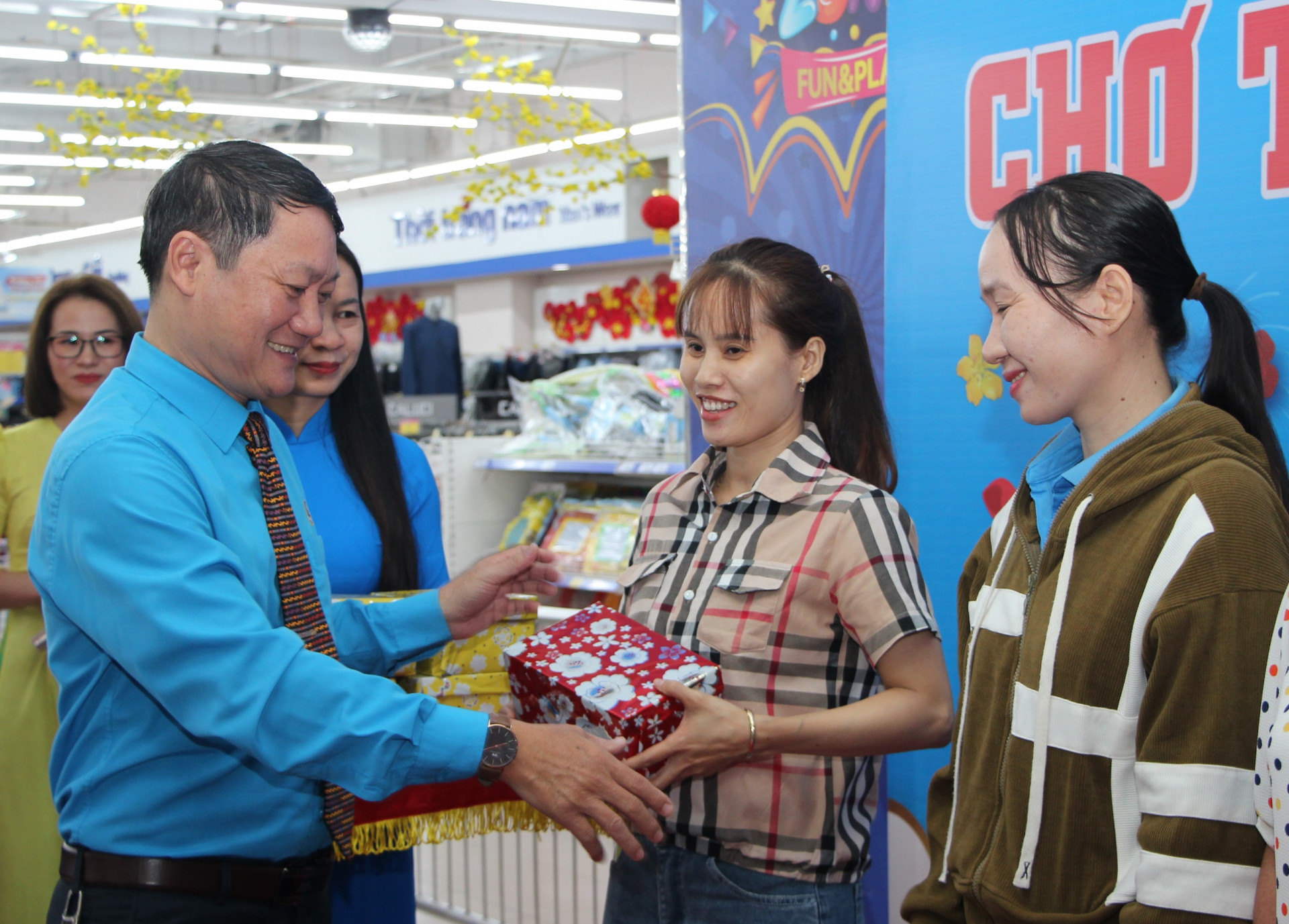 Lãnh đạo Liên đoàn TP. Nha Trang tặng quà cho những đoàn viên có hoàn cảnh khó khăn.