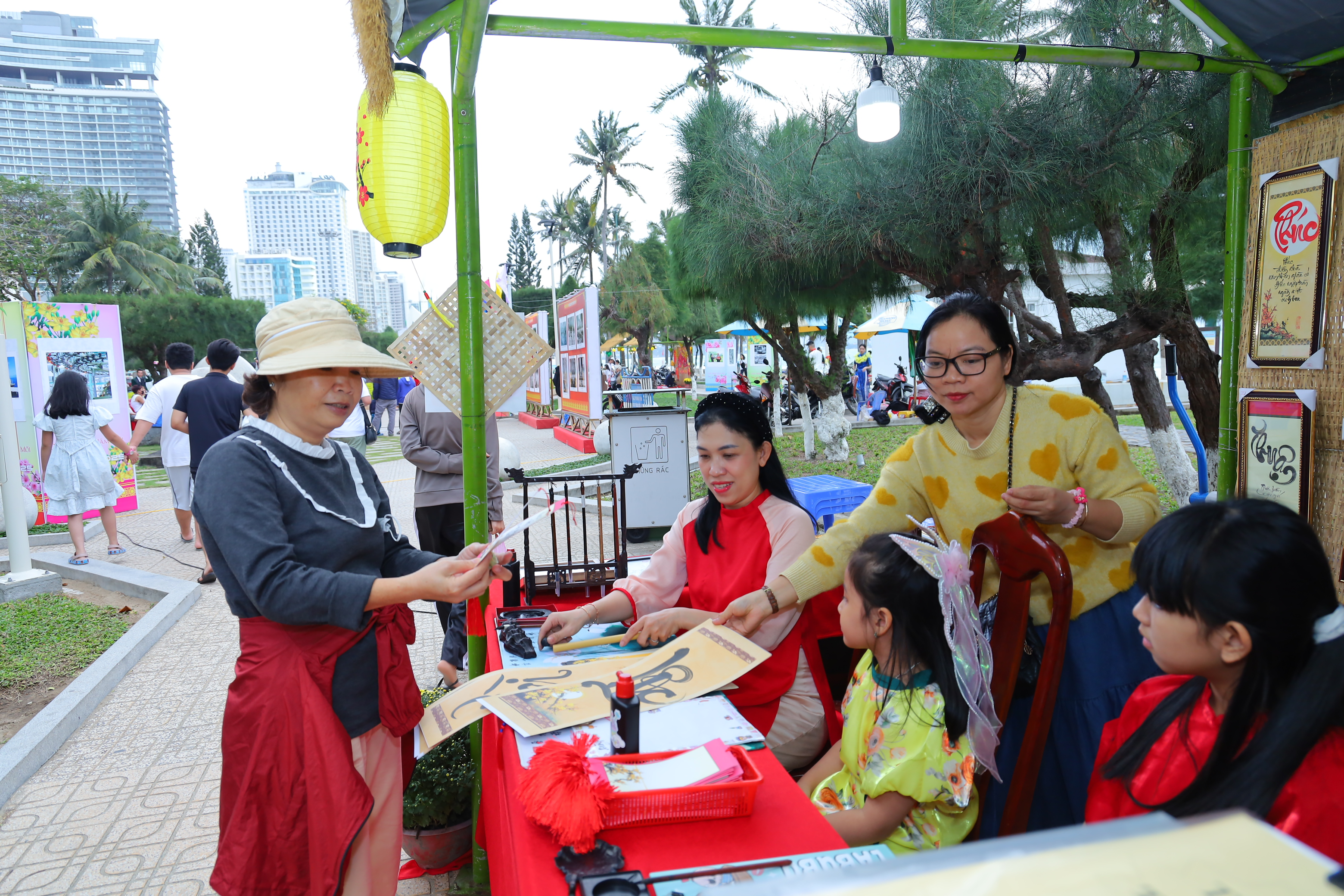 Hoạt động cho chữ trong không gian văn hóa Tết.