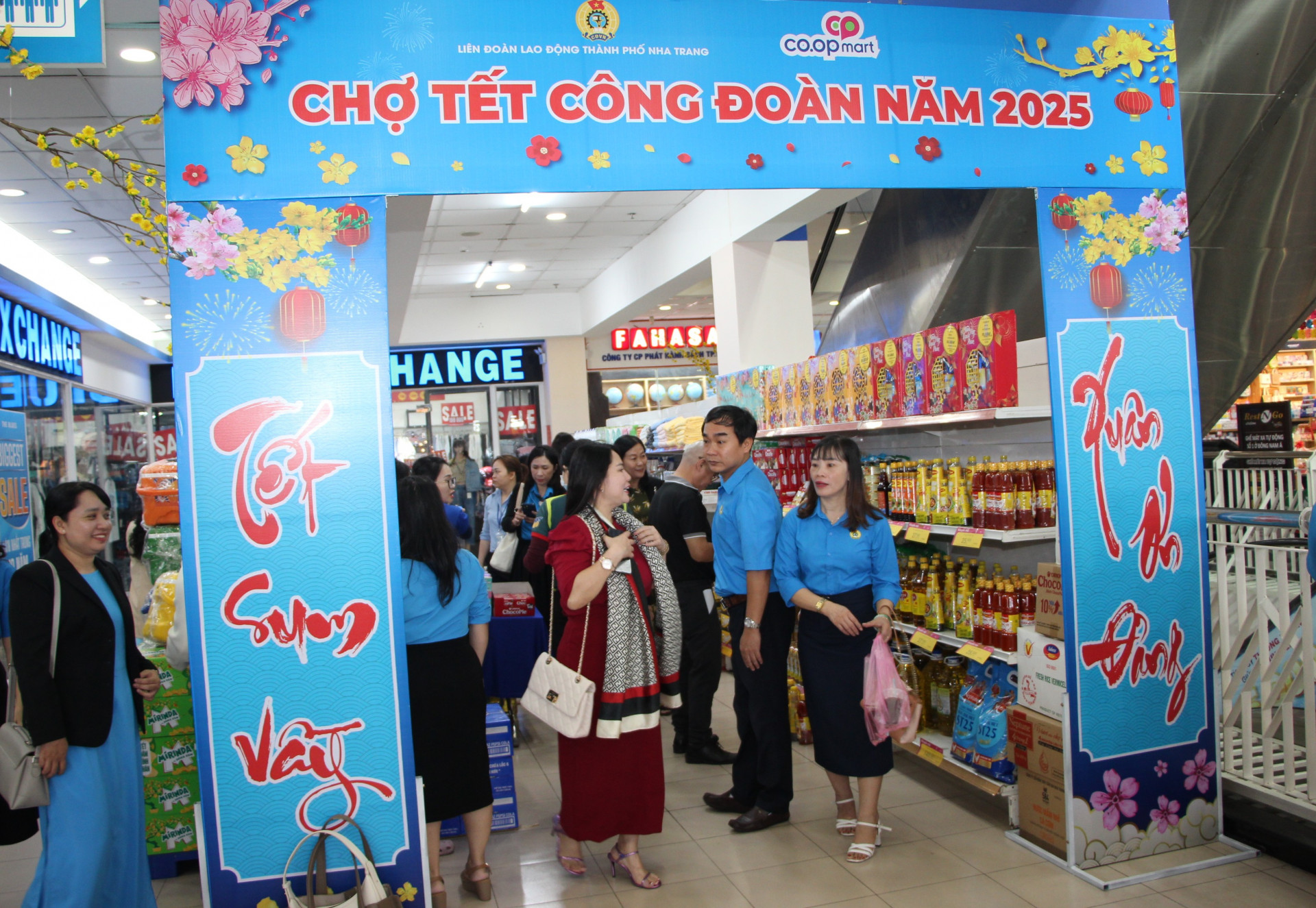 Gian hàng Chợ Tết Công đoàn tại Siêu thị Co.opmart Nha Trang.