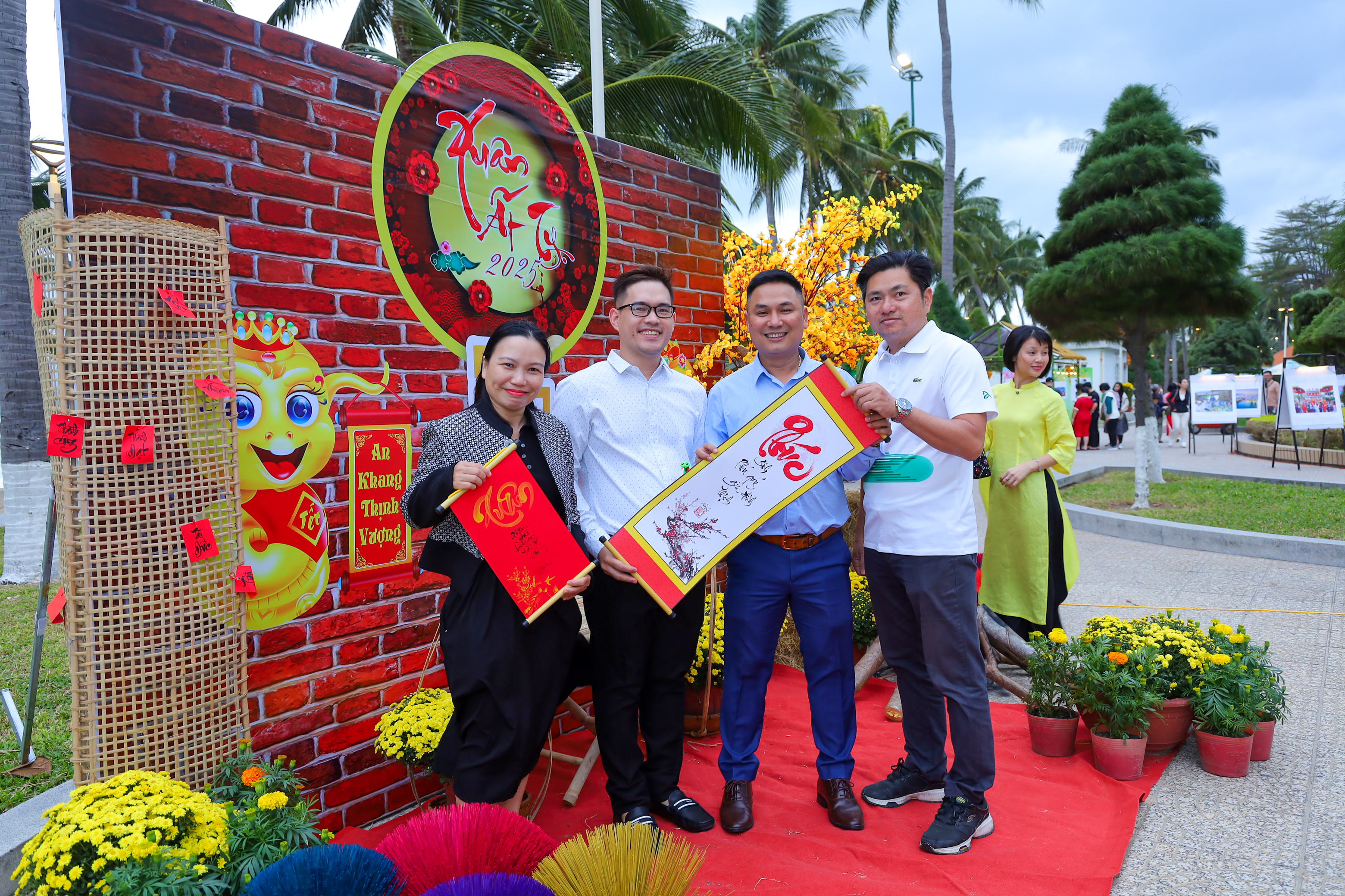 Những tiểu cảnh được trang trí đẹp mắt để mọi người chụp hình lưu niệm.