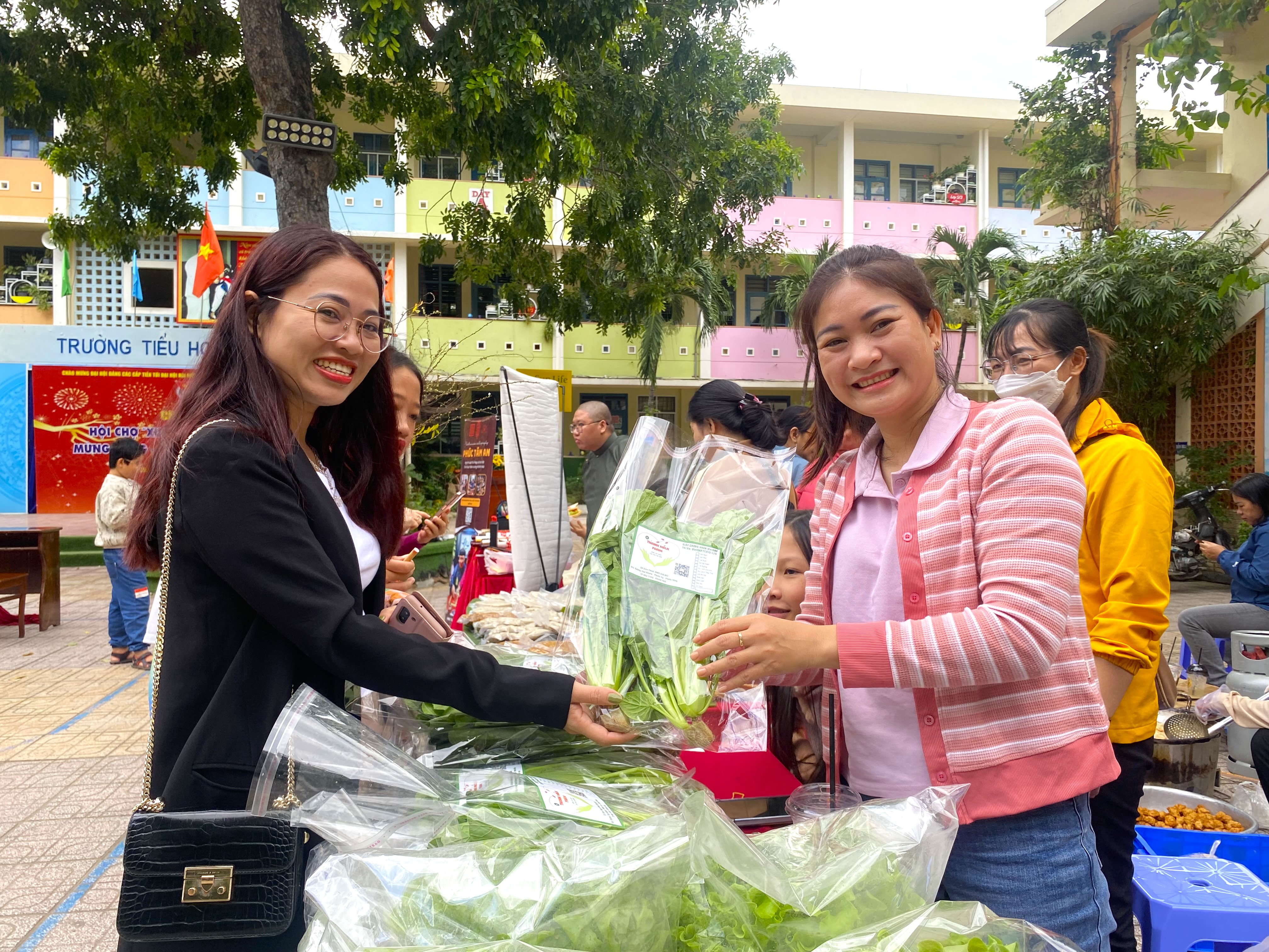 VIDEO: Sôi nổi hội chợ “Xuân sum vầy - Tết sẻ chia”