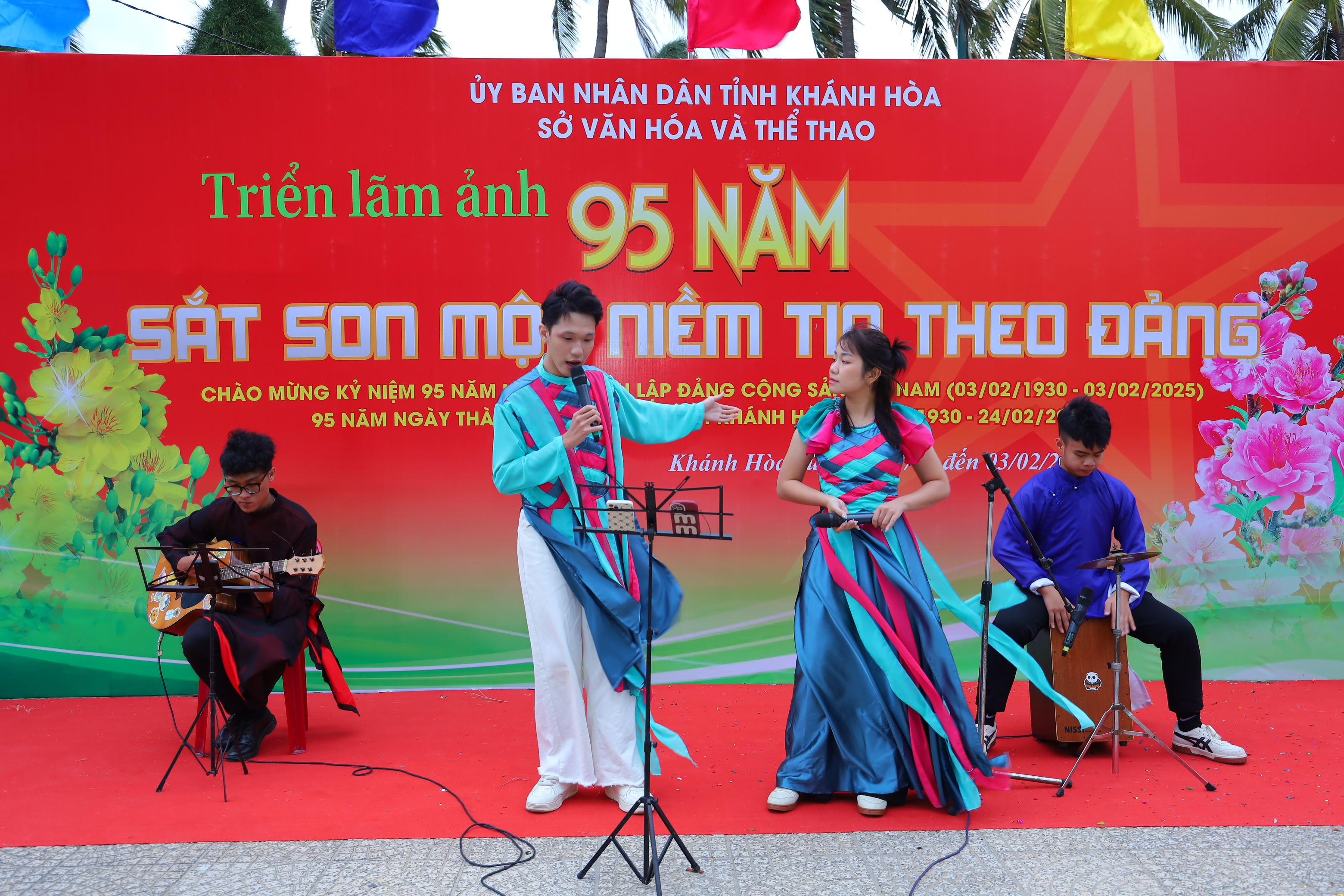 Biểu diễn ca nhạc đường phố phục vụ khán giả.