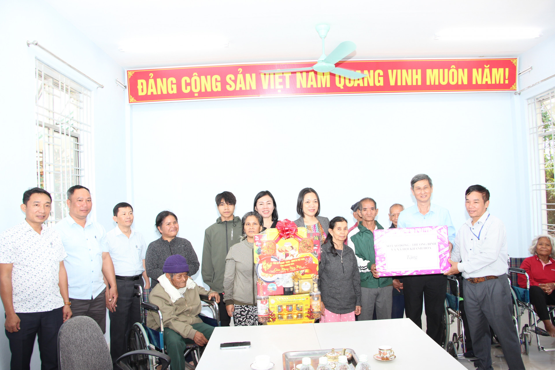 Đồng chí Trần Thu Mai và lãnh đạo Sở Lao động - Thương binh và Xã hội thăm, tặng quà tại Trung tâm Bảo trợ xã hội huyện Khánh Sơn.