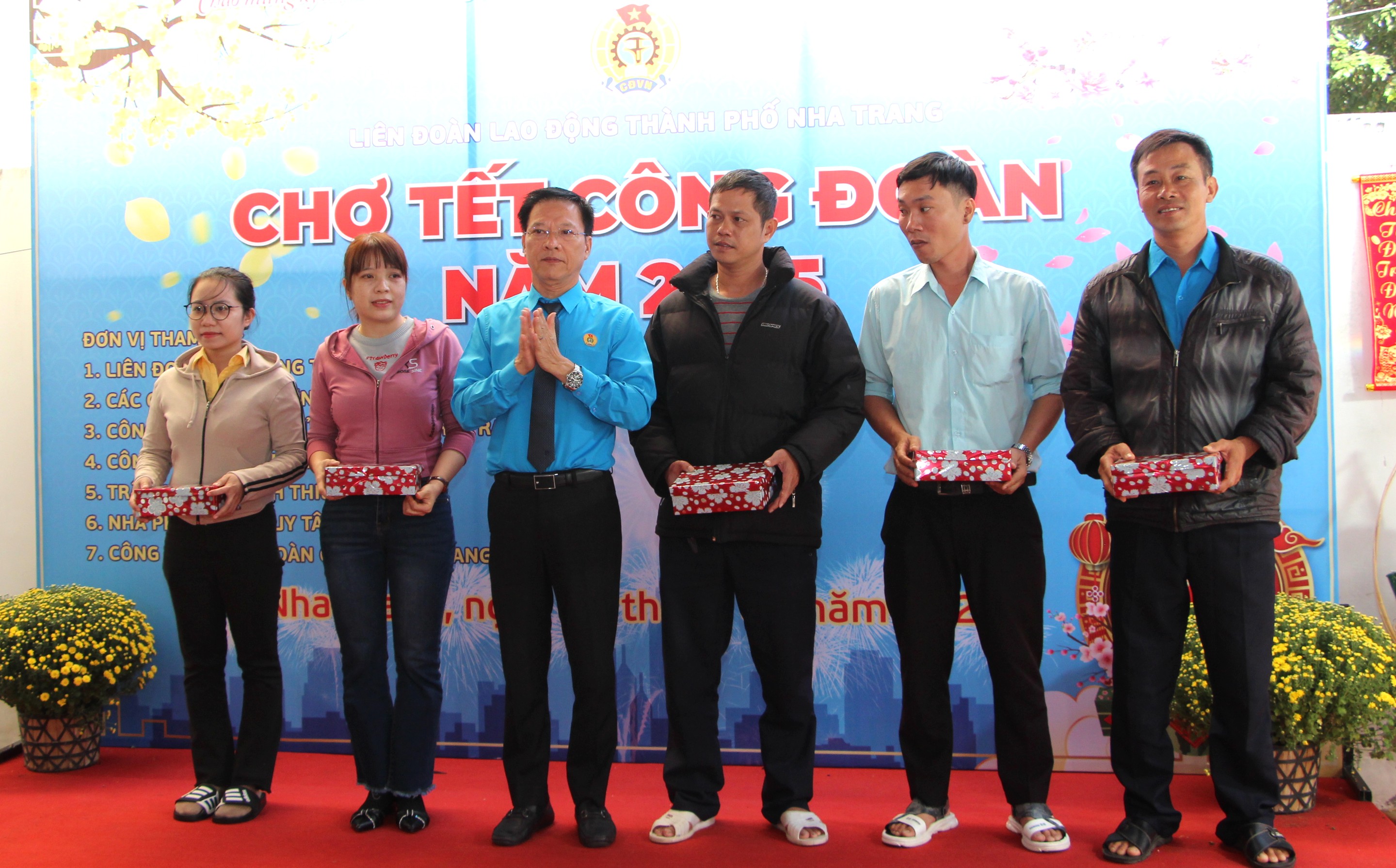 Liên đoàn Lao động TP. Nha Trang: Tổ chức chợ Tết Công đoàn, tặng 345 suất quà cho đoàn viên, người lao động