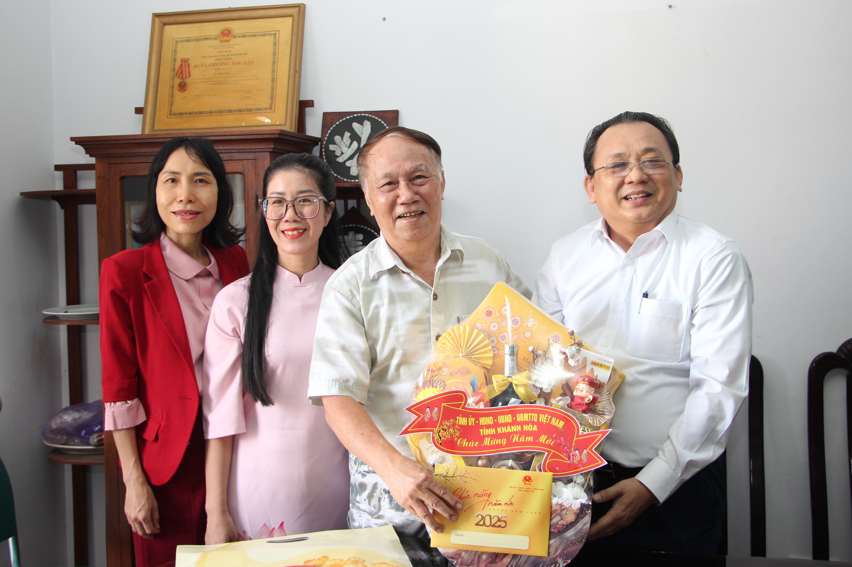 Phó Chủ tịch Thường trực UBND tỉnh Lê Hữu Hoàng thăm, chúc Tết gia đình nguyên cán bộ chủ chốt đã từ trần