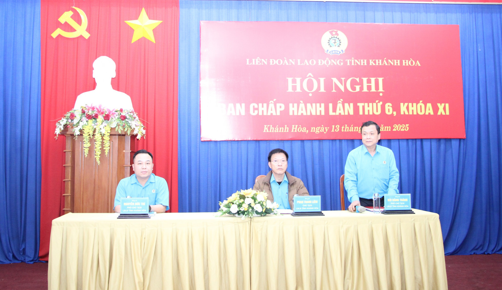 Chủ trì hội nghị.