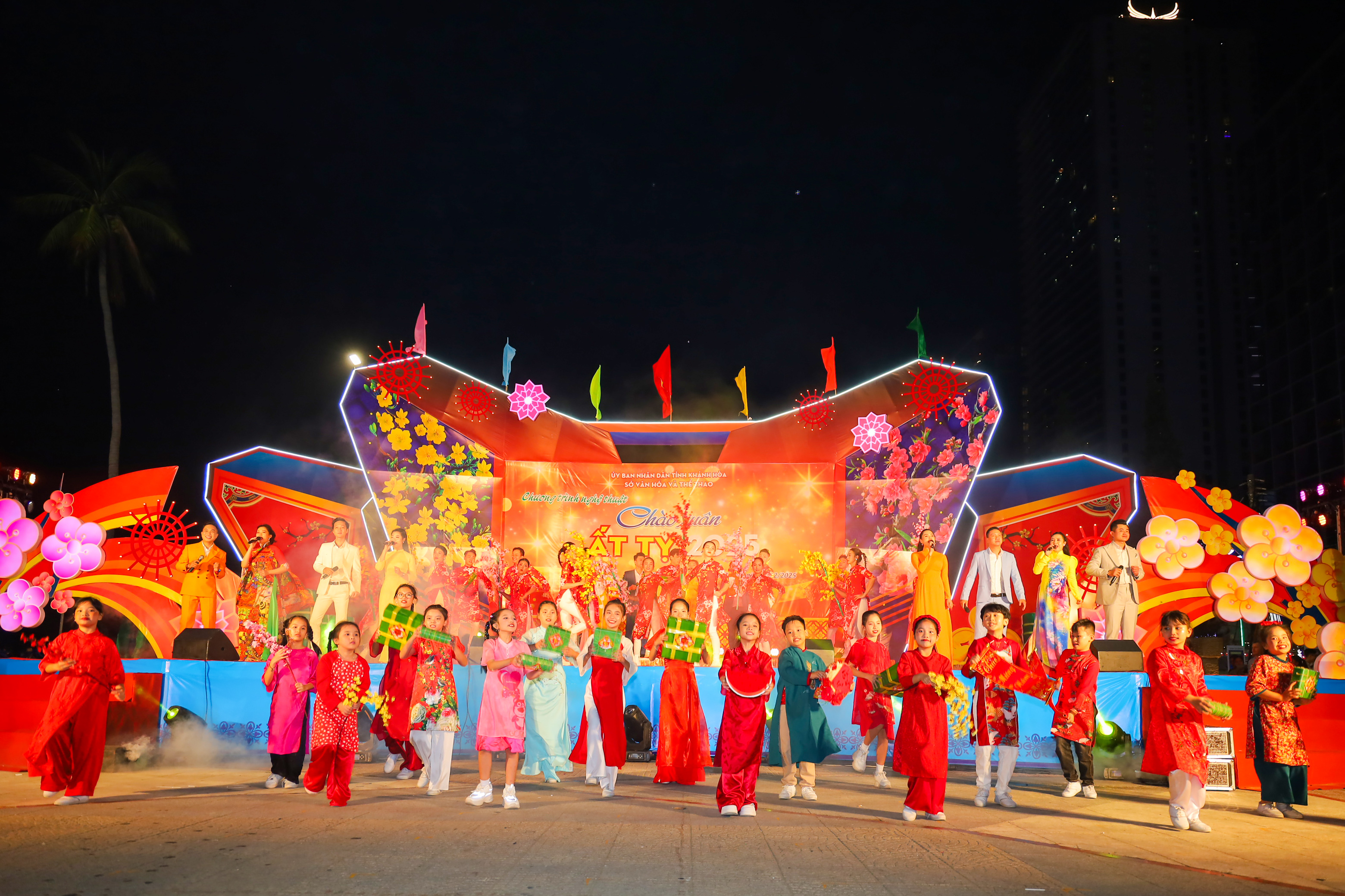 Sôi động chương trình nghệ thuật chào năm mới Ất Tỵ