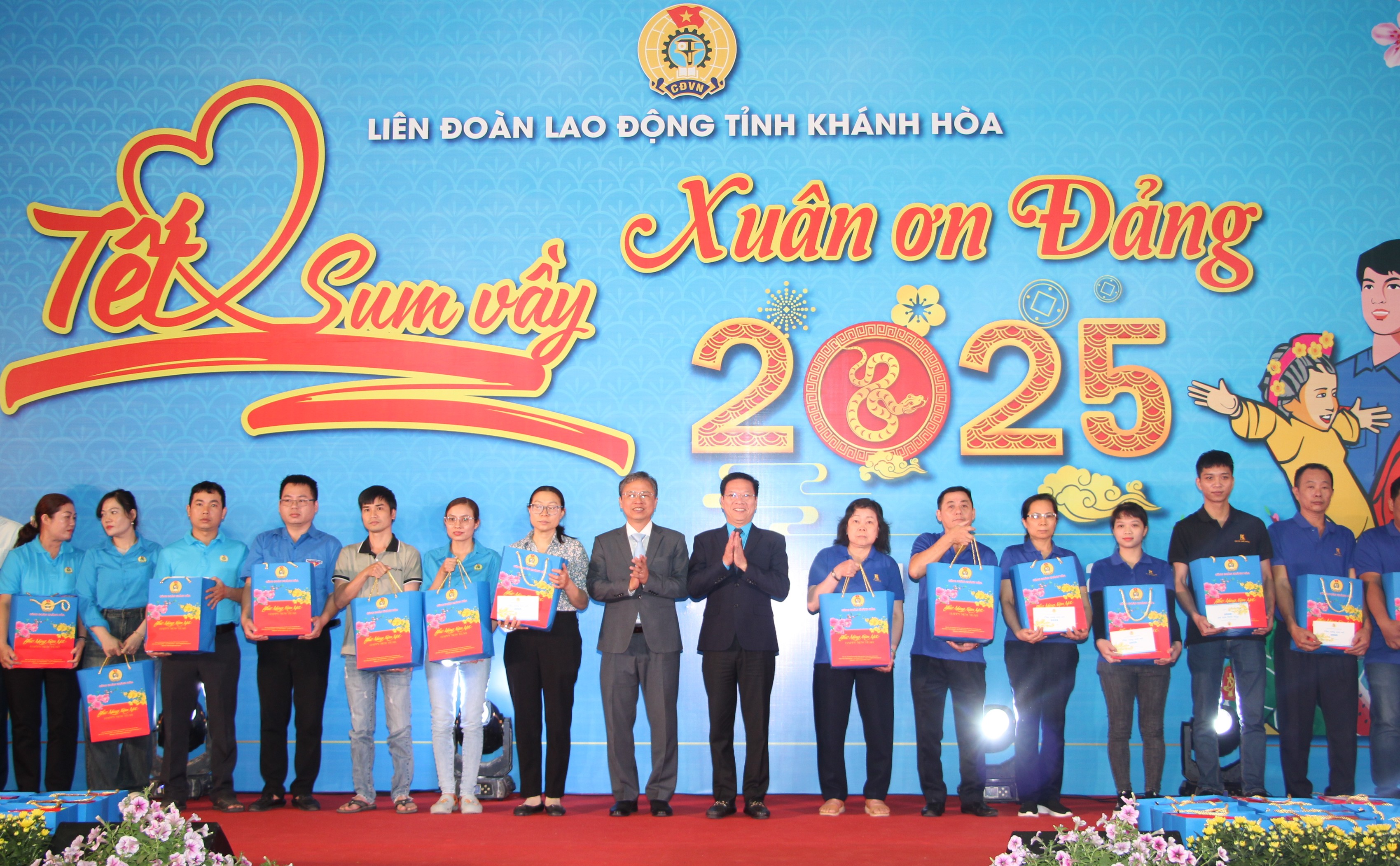 Chương trình “Tết sum vầy - Xuân ơn Đảng” và chợ Tết Công đoàn năm 2025