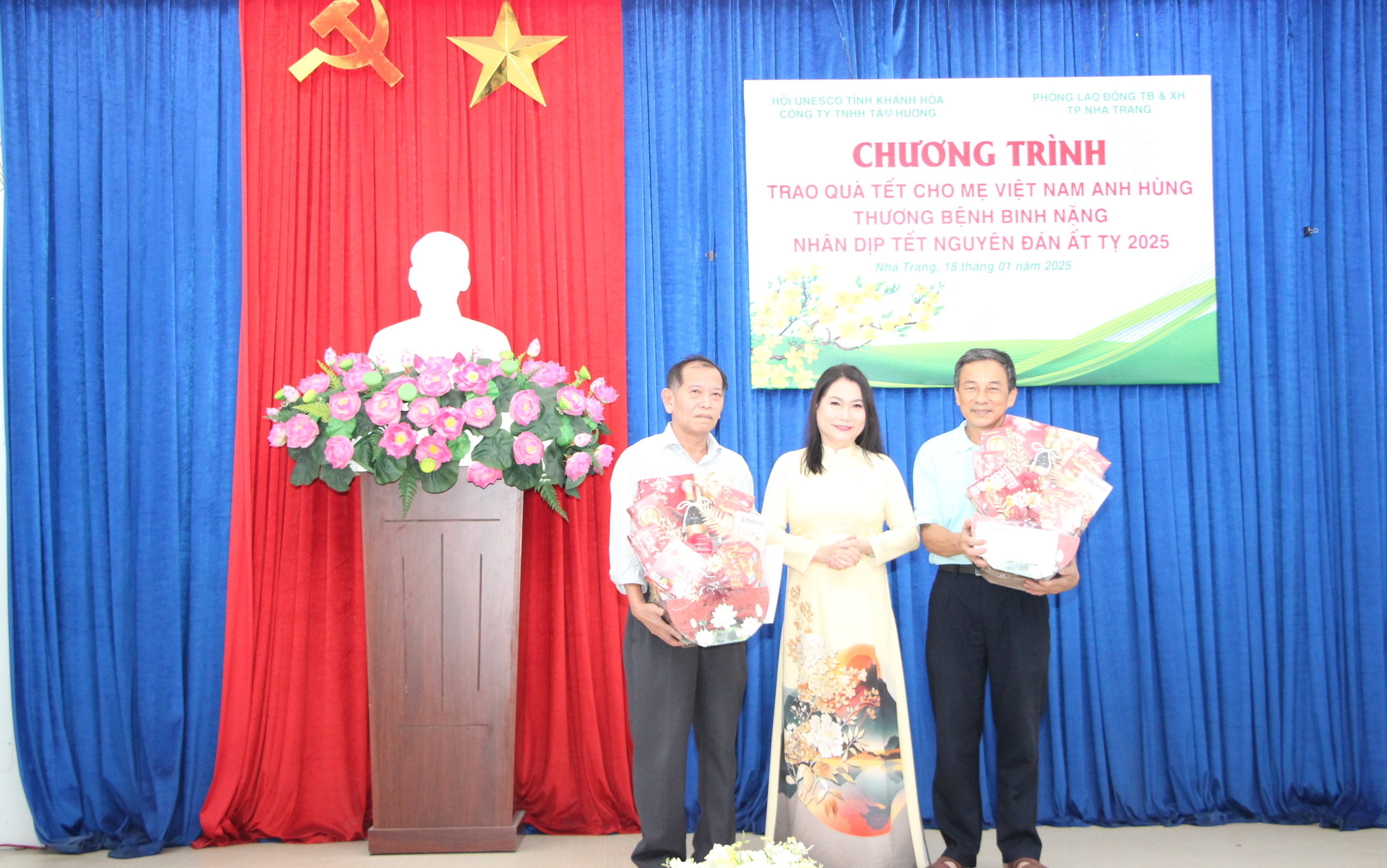 Đại diện Công ty TNHH Tâm Hương và Hội UNESCO tỉnh trao quà Tết cho thân nhân 2 mẹ Việt Nam anh hùng trên địa bàn TP. Nha Trang.
