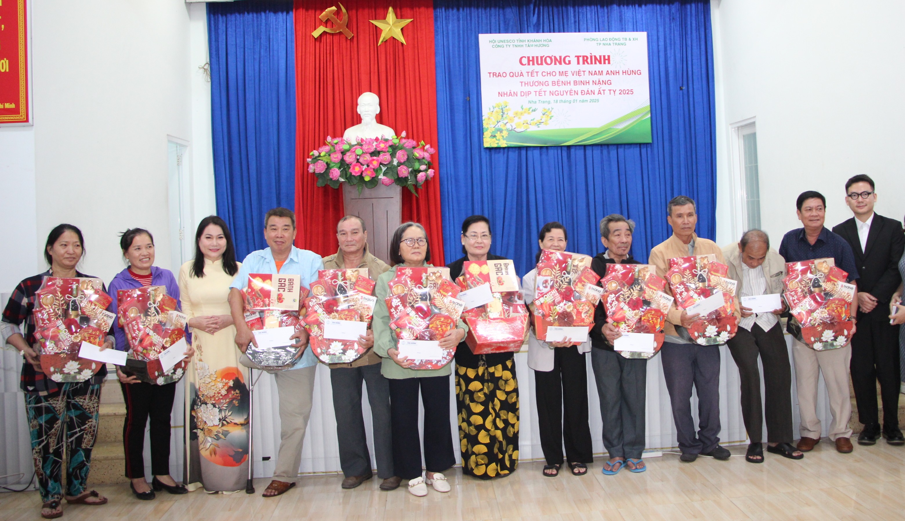 Công ty TNHH Tâm Hương và Hội UNESCO tỉnh trao quà Tết cho các thương binh nặng trên địa bàn TP. Nha Trang.