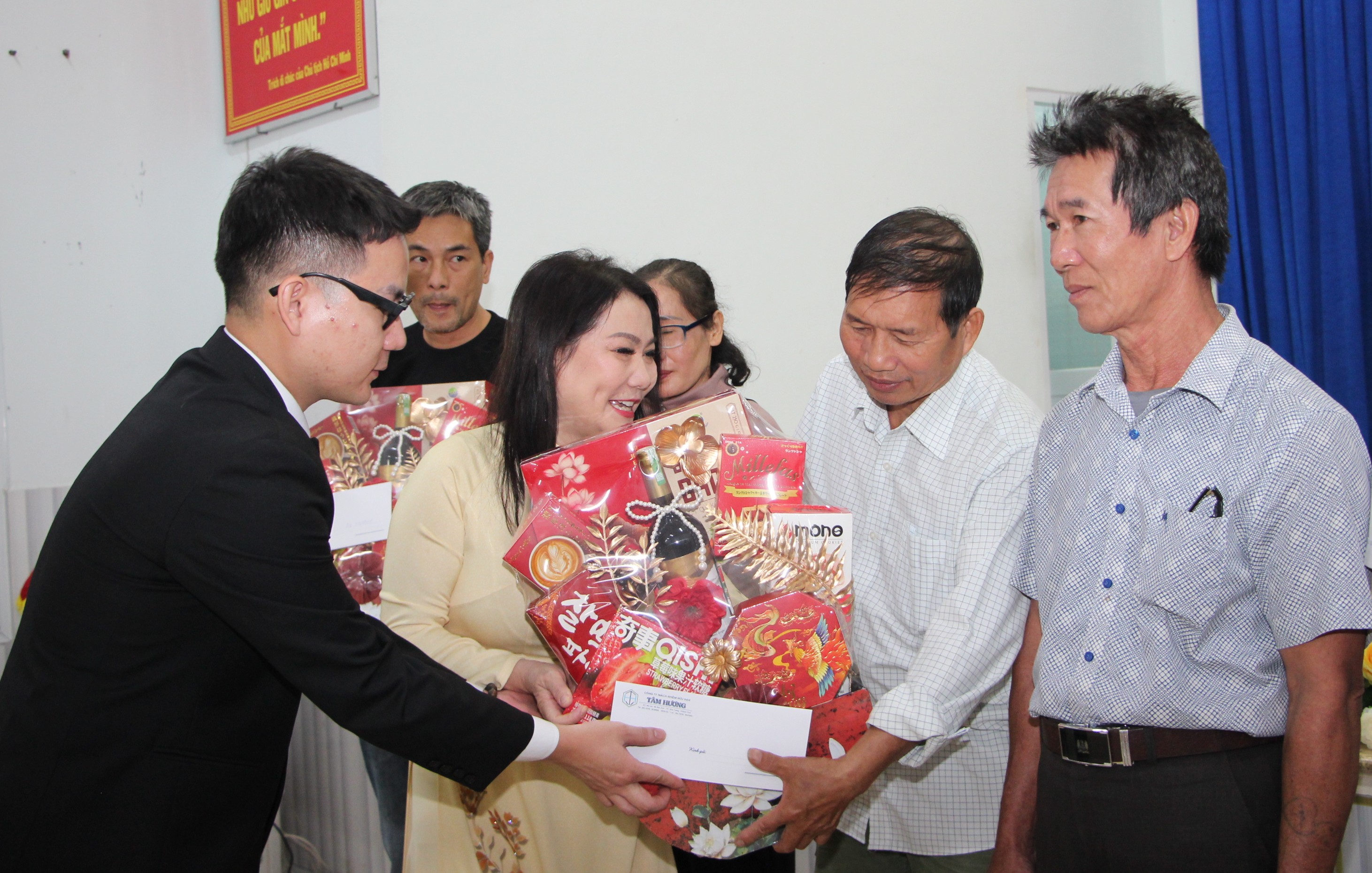 Đại diện Công ty TNHH Tâm Hương và Hội UNESCO tỉnh trao quà Tết cho người có công với cách mạng tại Nha Trang.