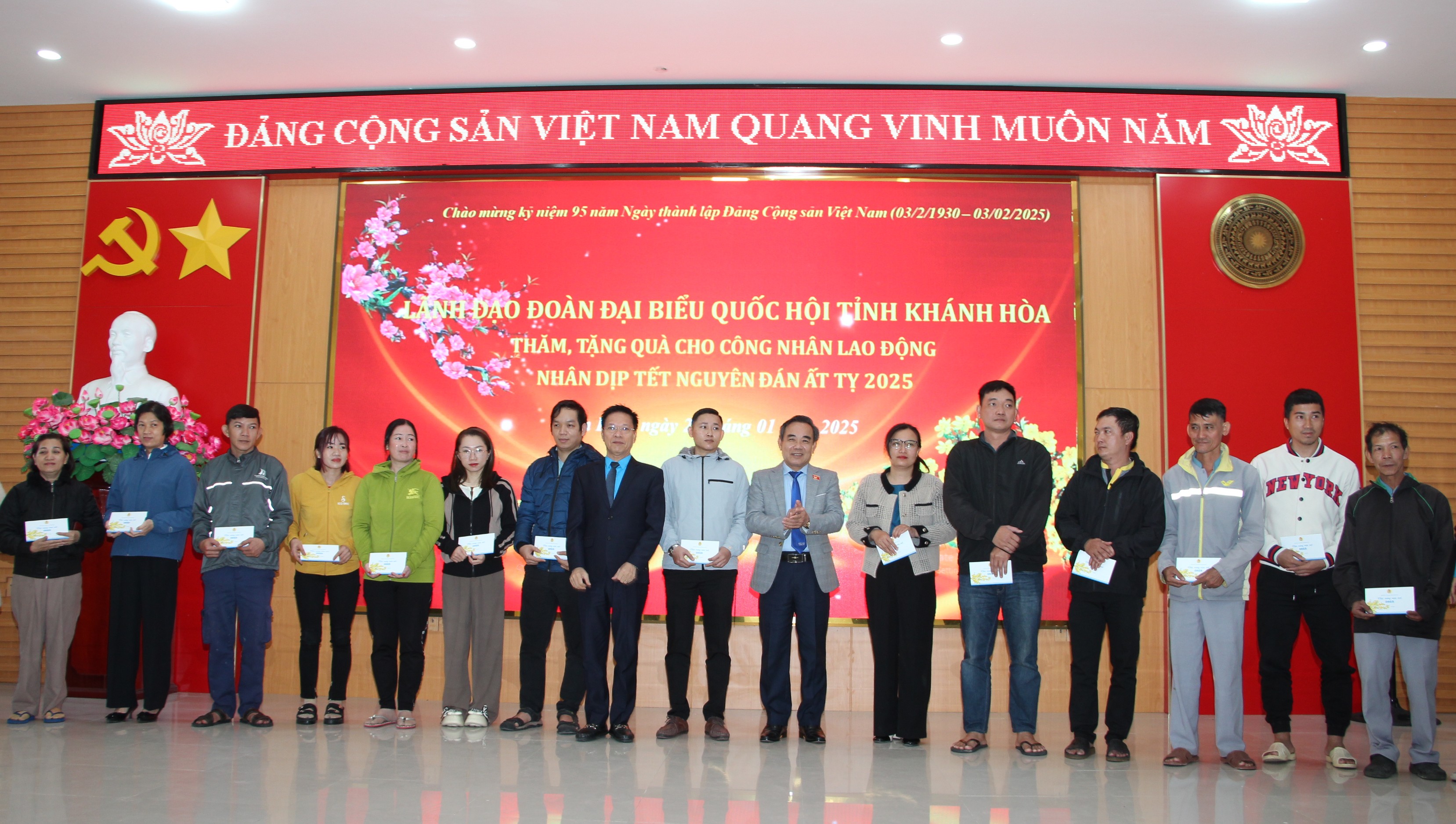 Trao 100 suất quà Tết cho công nhân, lao động có hoàn cảnh khó khăn huyện Cam Lâm