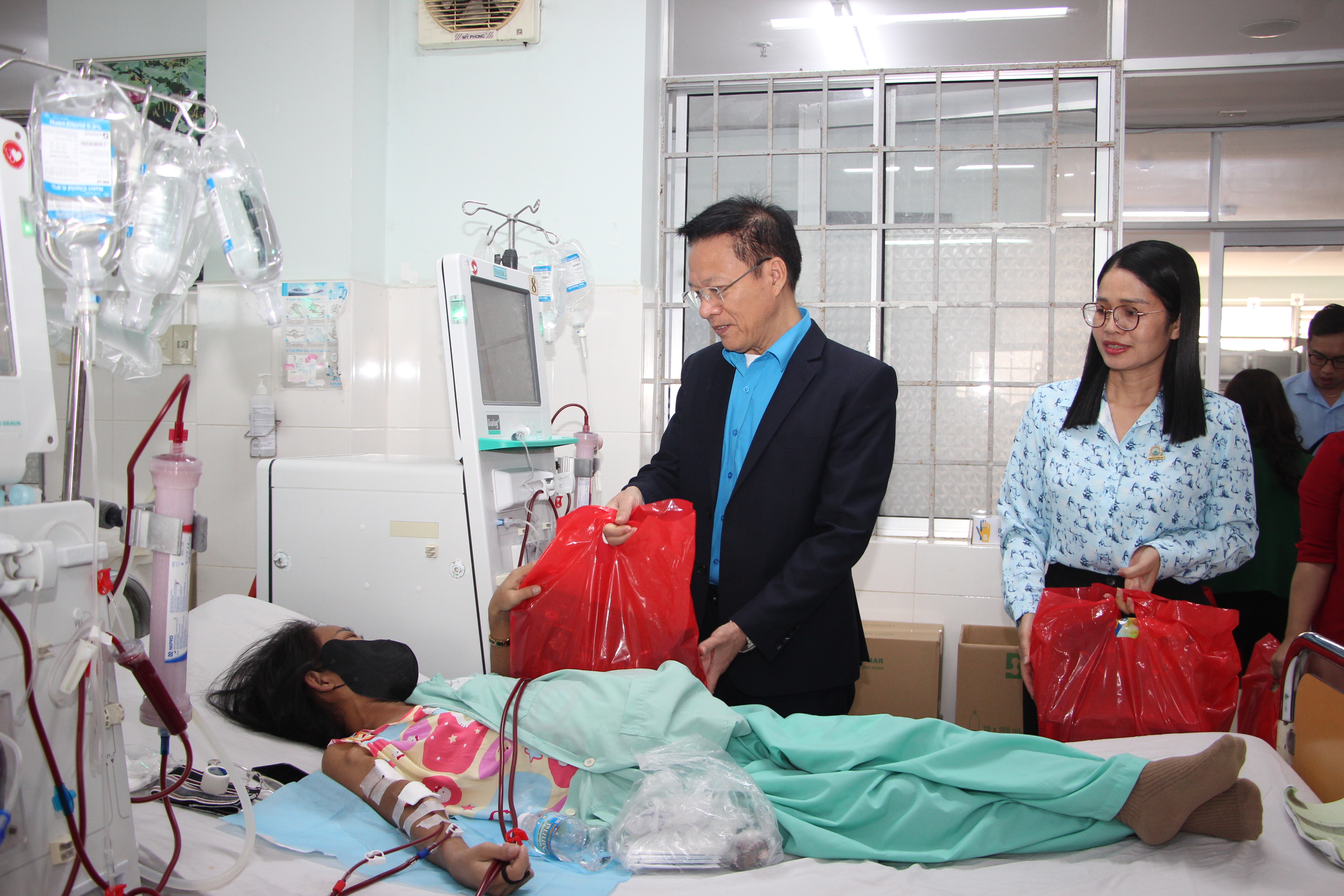 Trao 500 suất quà Tết cho bệnh nhân nghèo