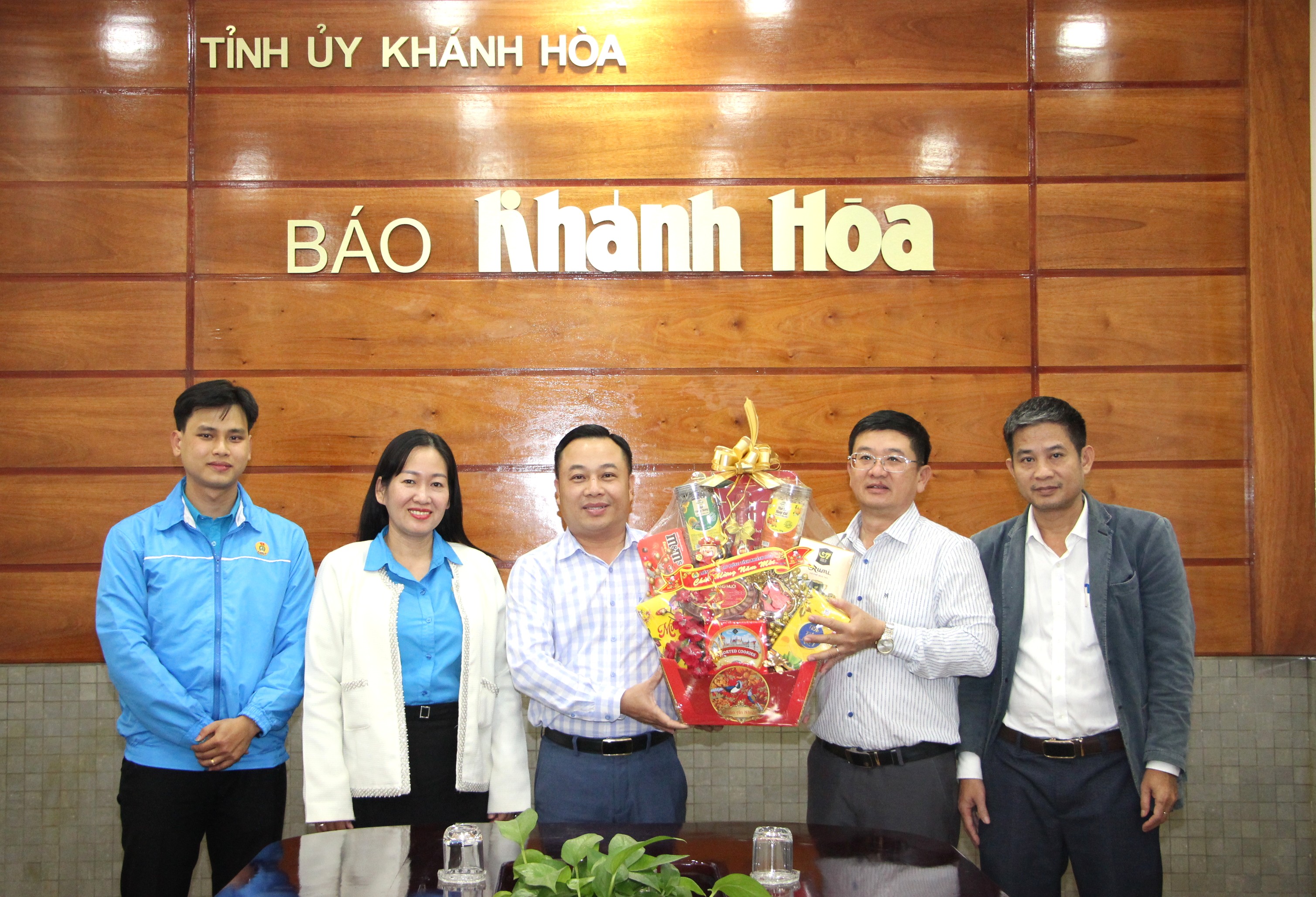 Lãnh đạo Liên đoàn Lao động tỉnh tới thăm, chúc Tết tại Báo Khánh Hòa.