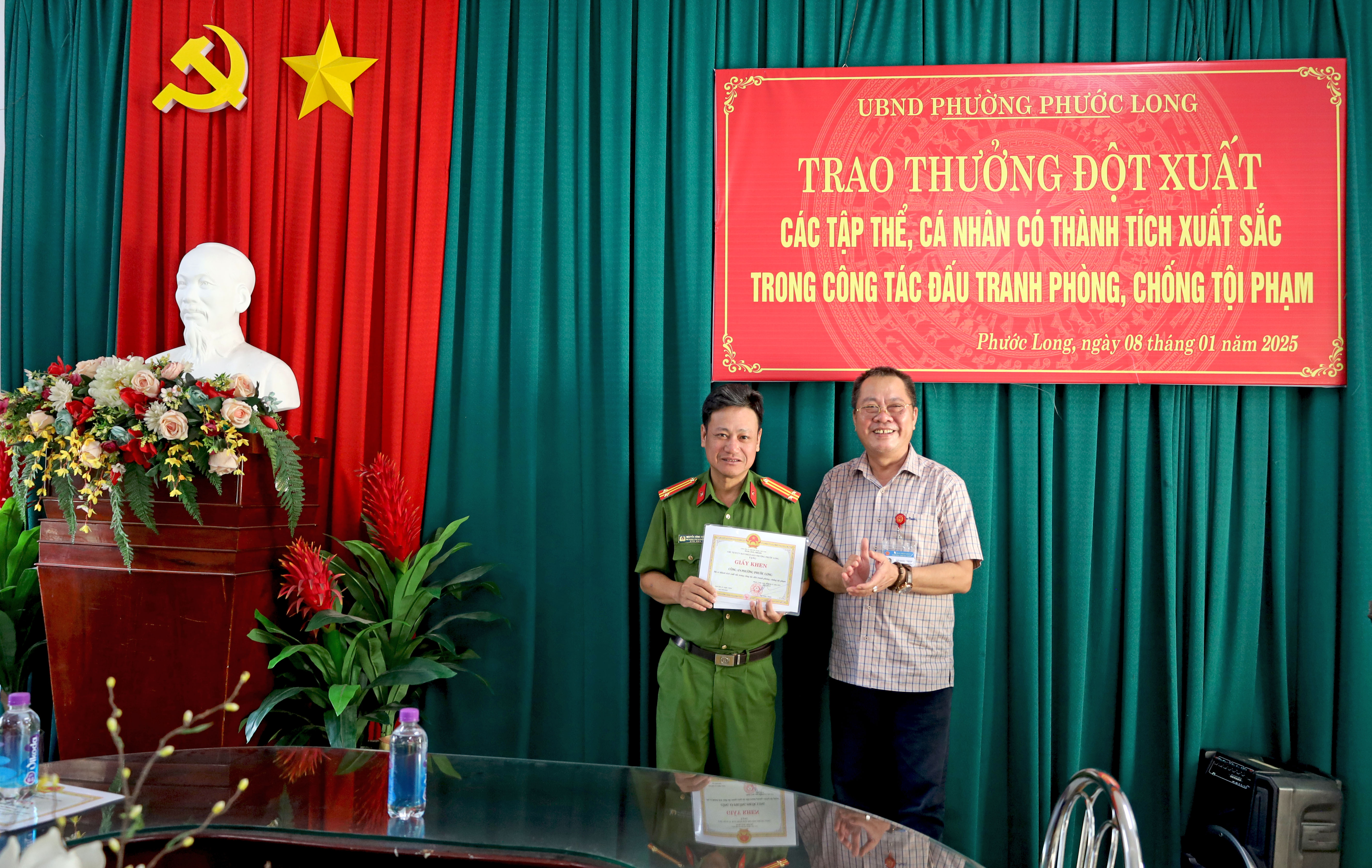 UBND phường Phước Long: Khen thưởng đột xuất Công an phường Phước Long và 14 cá nhân