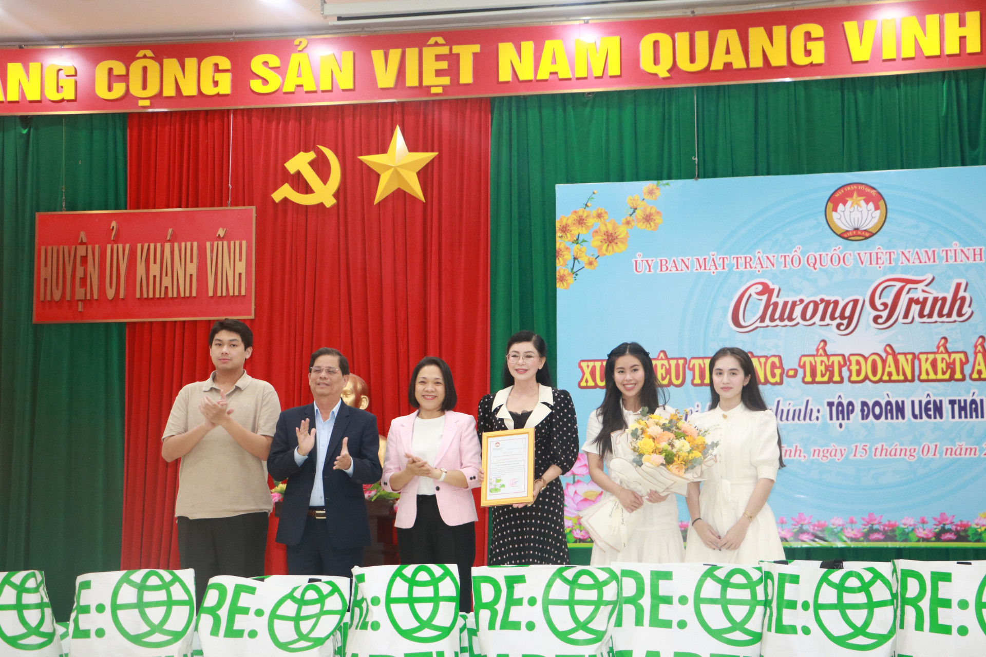 Ông Nguyễn Tấn Tuân và bà Trần Thu Mai cảm ơn Tập đoàn Liên Thái Bình Dương