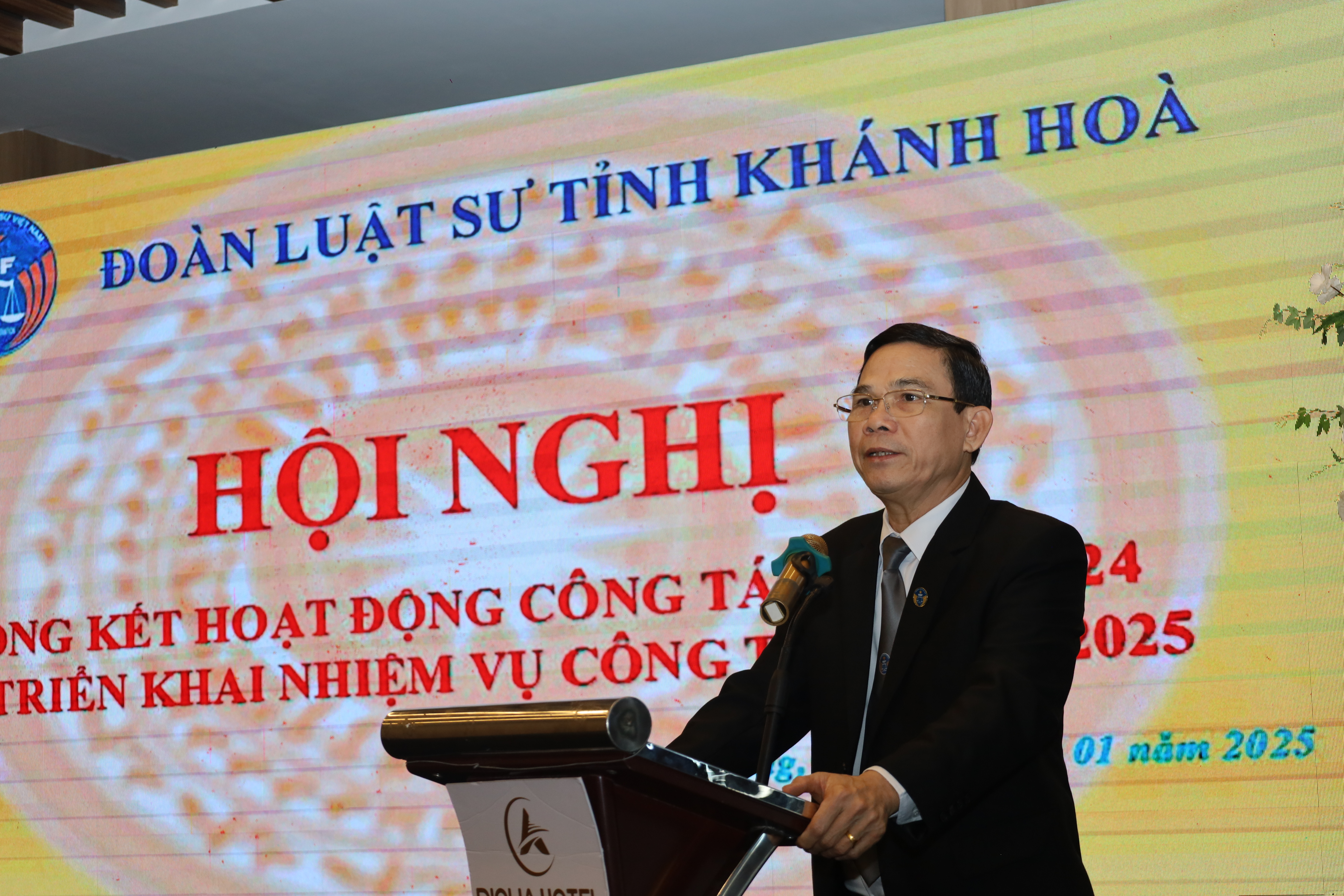 Tiến sĩ - Luật sư Nguyễn Đình Thơ - Chủ nhiệm Đoàn Luật sư tỉnh phát biểu.