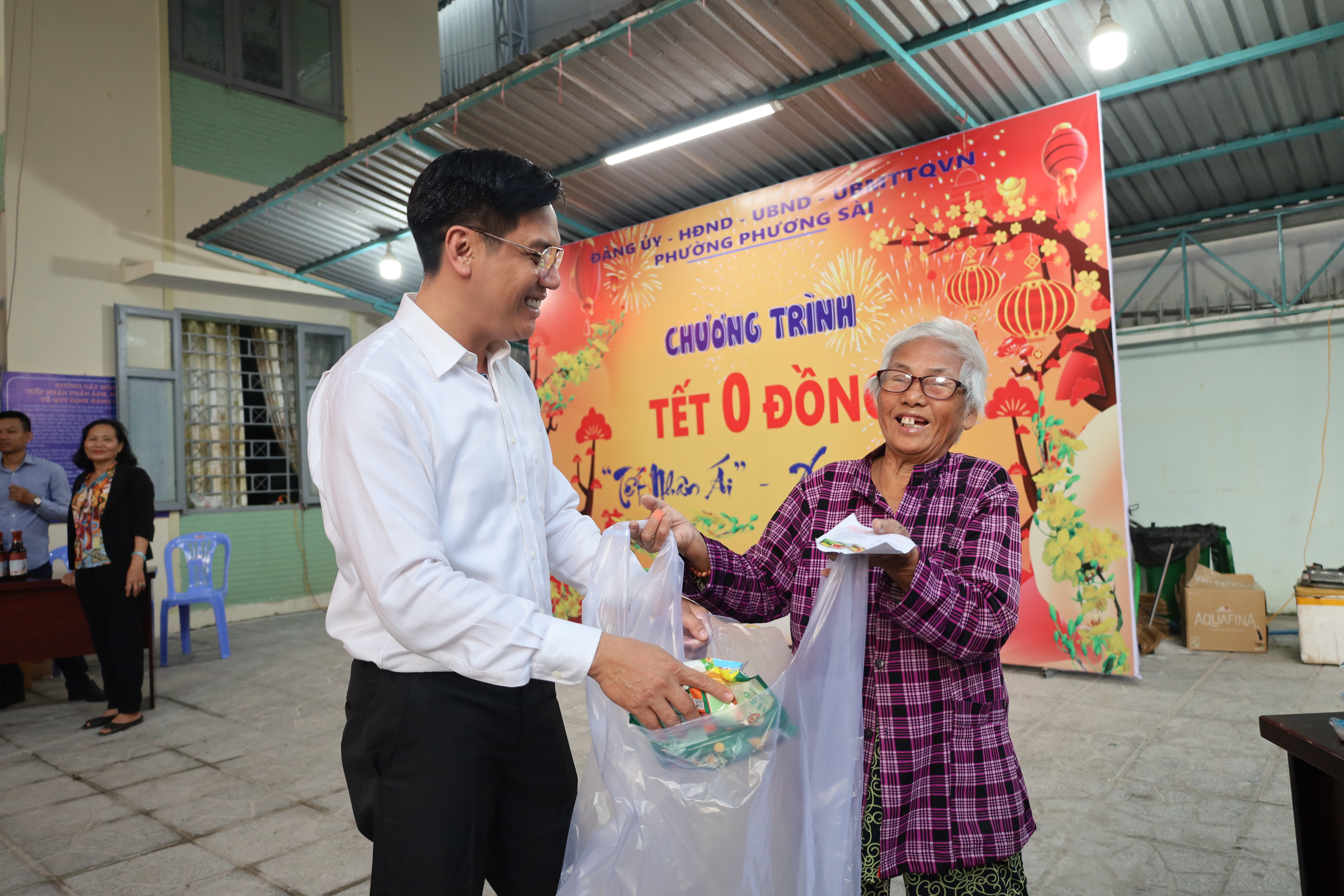 UBMTTQ Việt Nam phường Phương Sài: Tặng 200 suất quà Tết cho hộ cận nghèo, khó khăn đột xuất