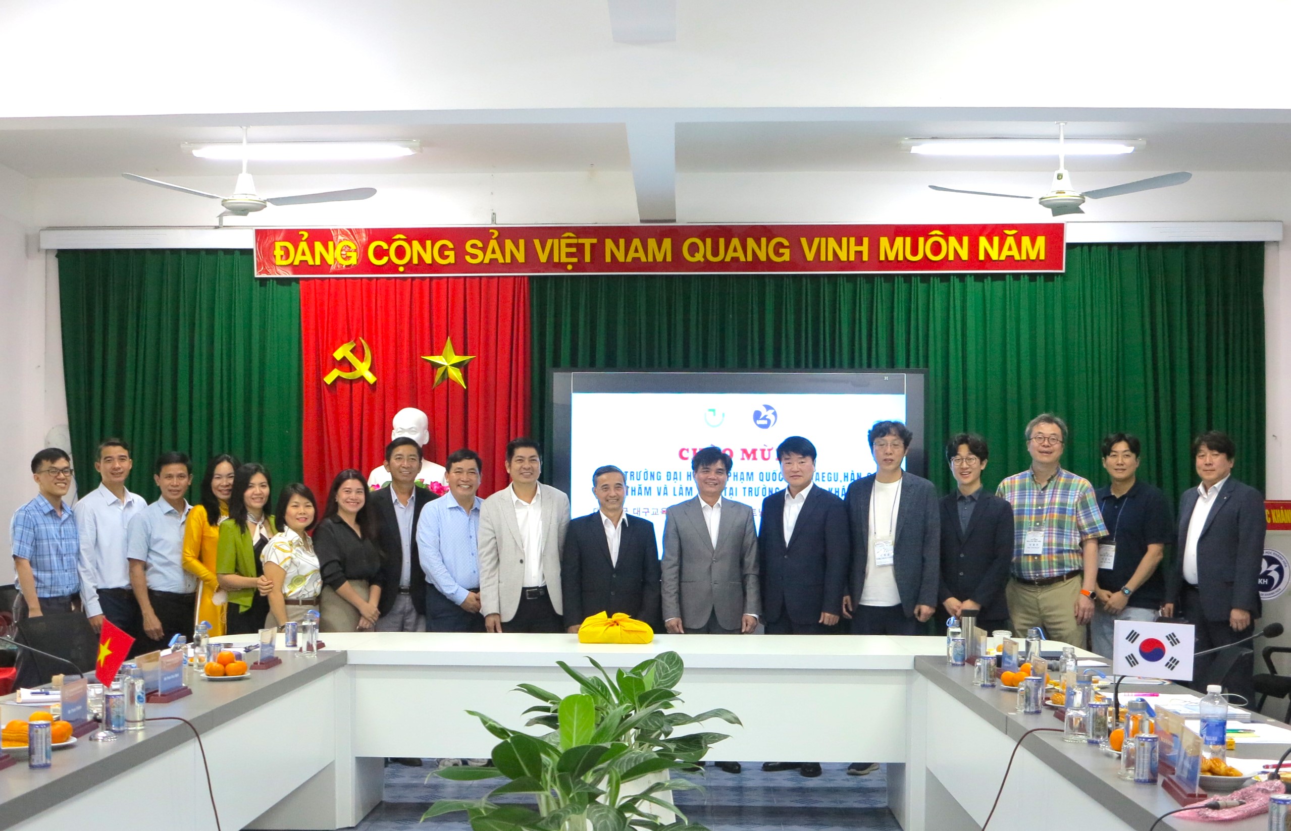 Trường Đại học Khánh Hòa làm việc với đoàn Trường Đại học Sư phạm quốc gia Daegu (Hàn Quốc)