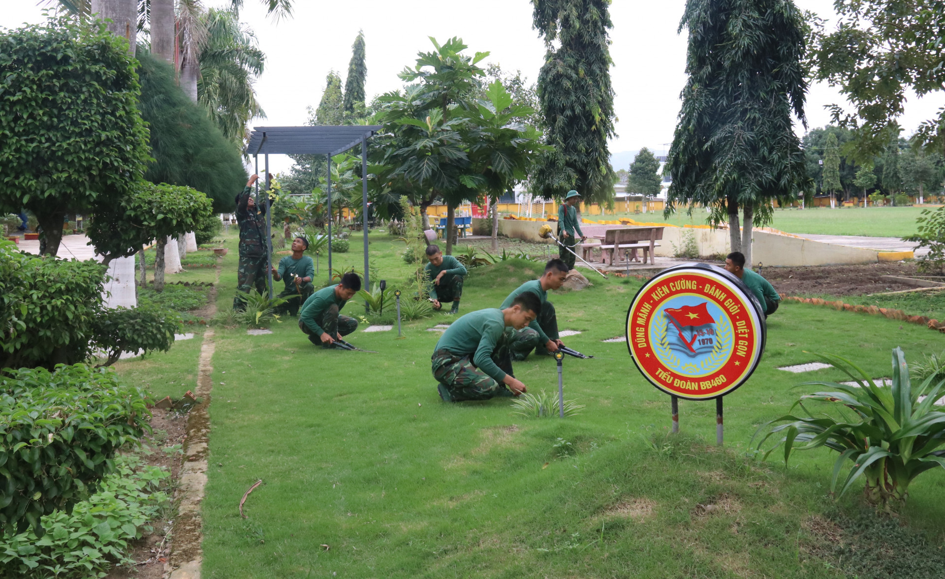 Cán bộ, chiến sĩ chỉnh trang vườn hoa cây cảnh chuẩn bị đón Tết.