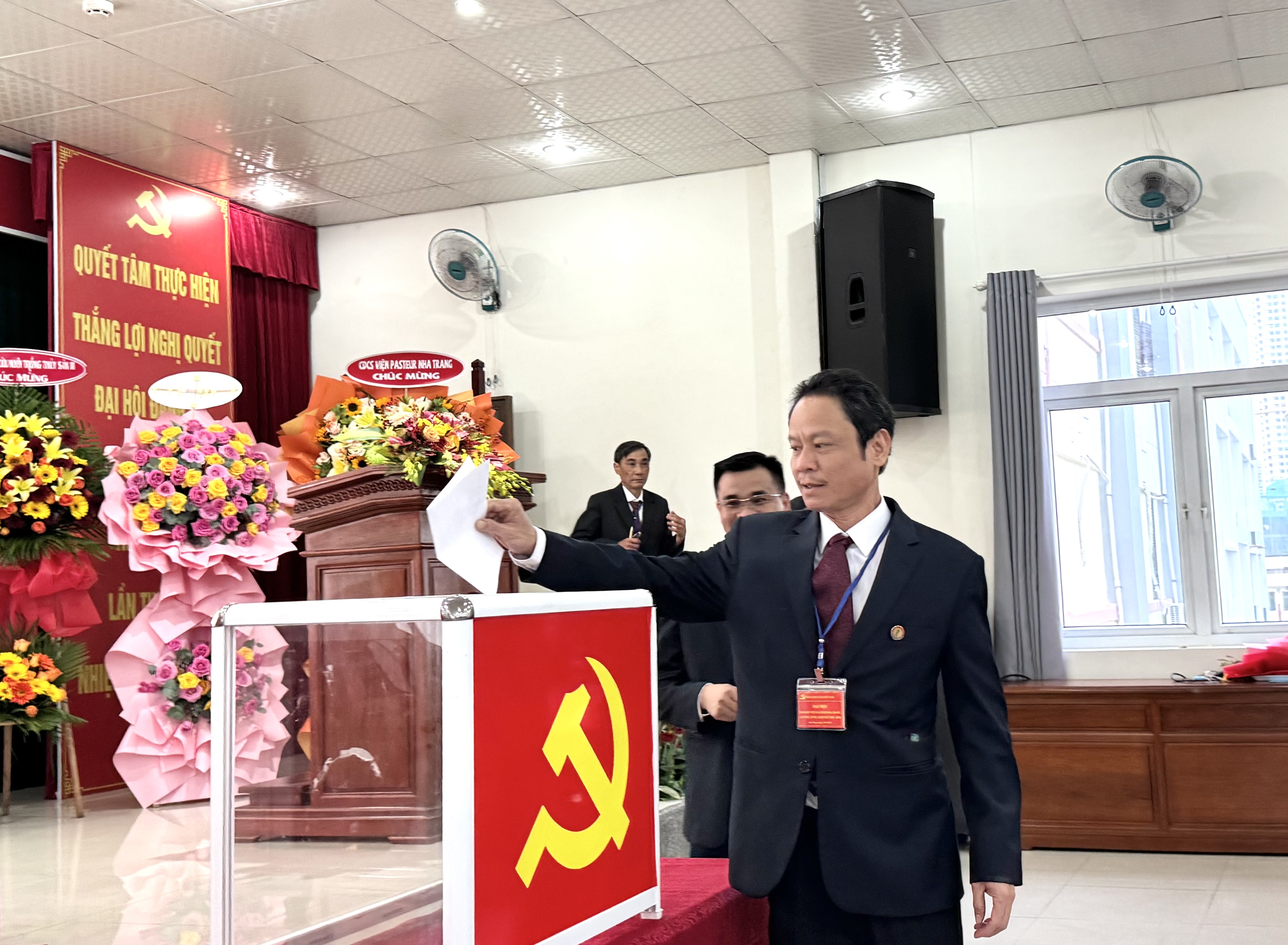 Các đại biểu bỏ phiếu bầu  Ban Chấp hành Ðảng bộ Viện Pasteur Nha Trang lần thứ XVIII