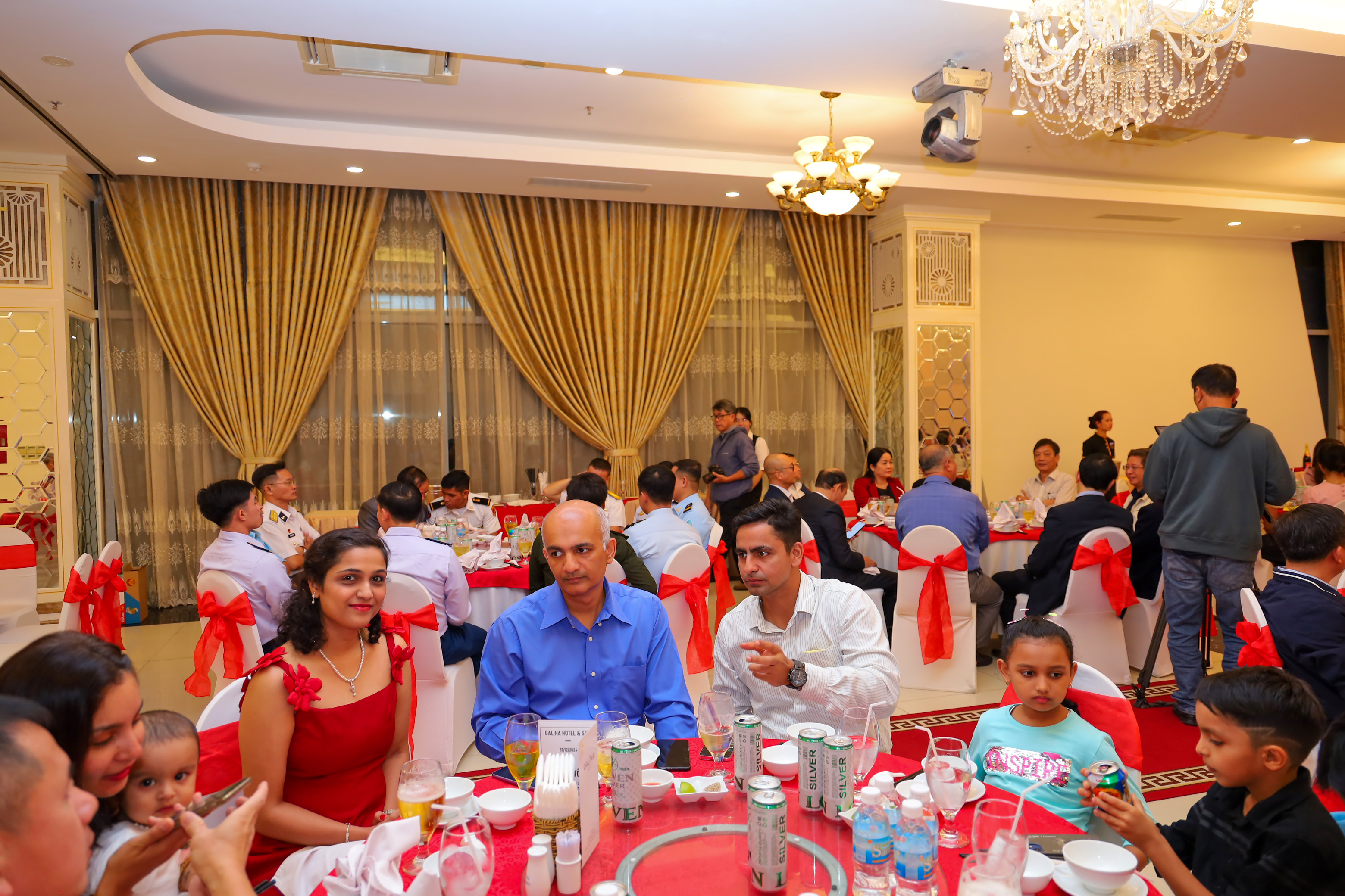 Khách Tây đón năm mới ở phố biển 