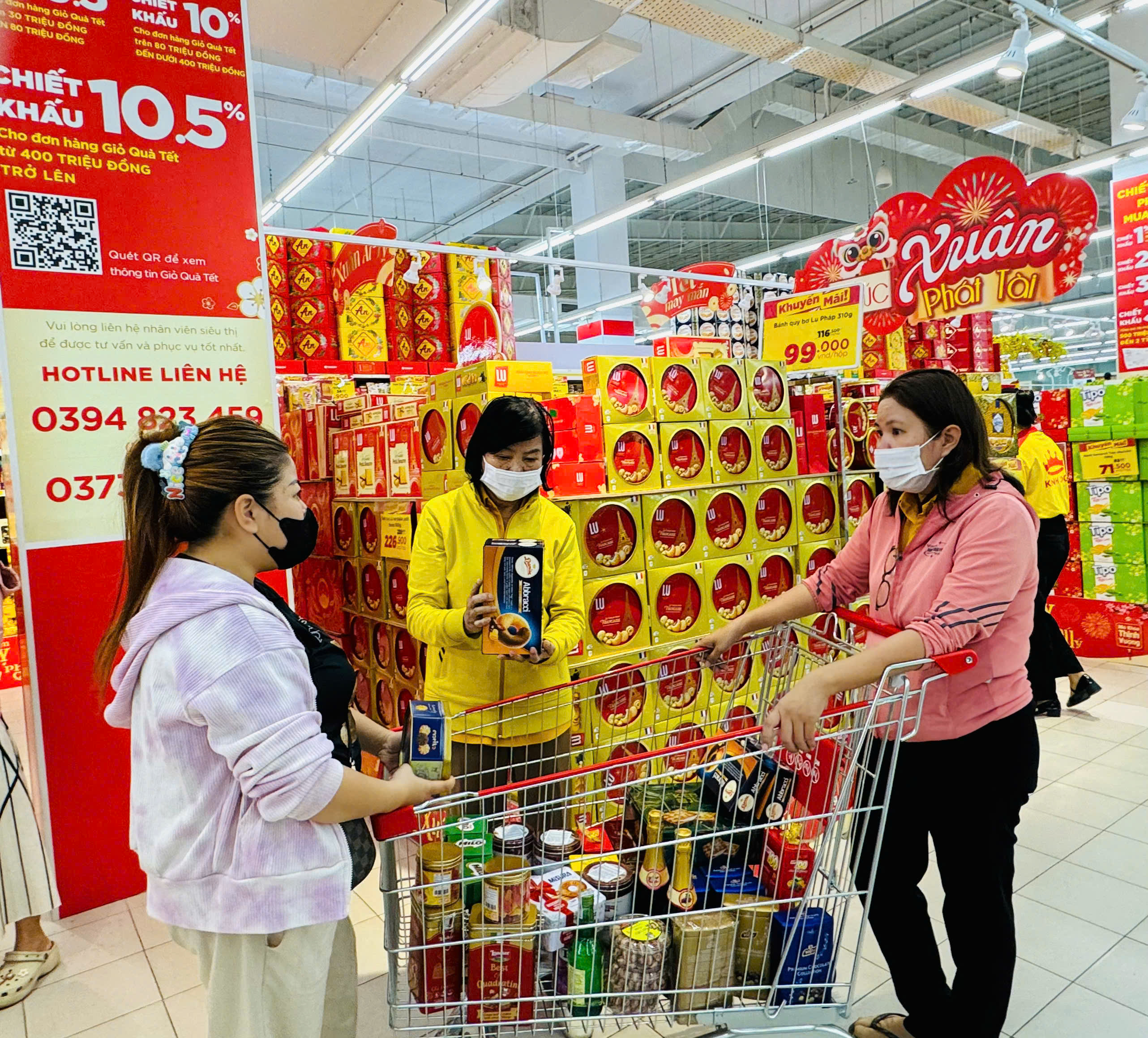 Khách hàng chọn mua bánh kẹo tại một siêu thị ở Nha Trang