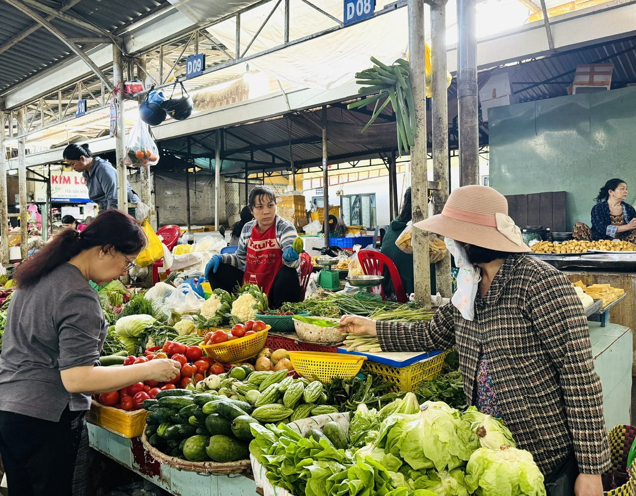 Nha Trang: Nhiều loại rau củ, trái cây giá tăng mạnh