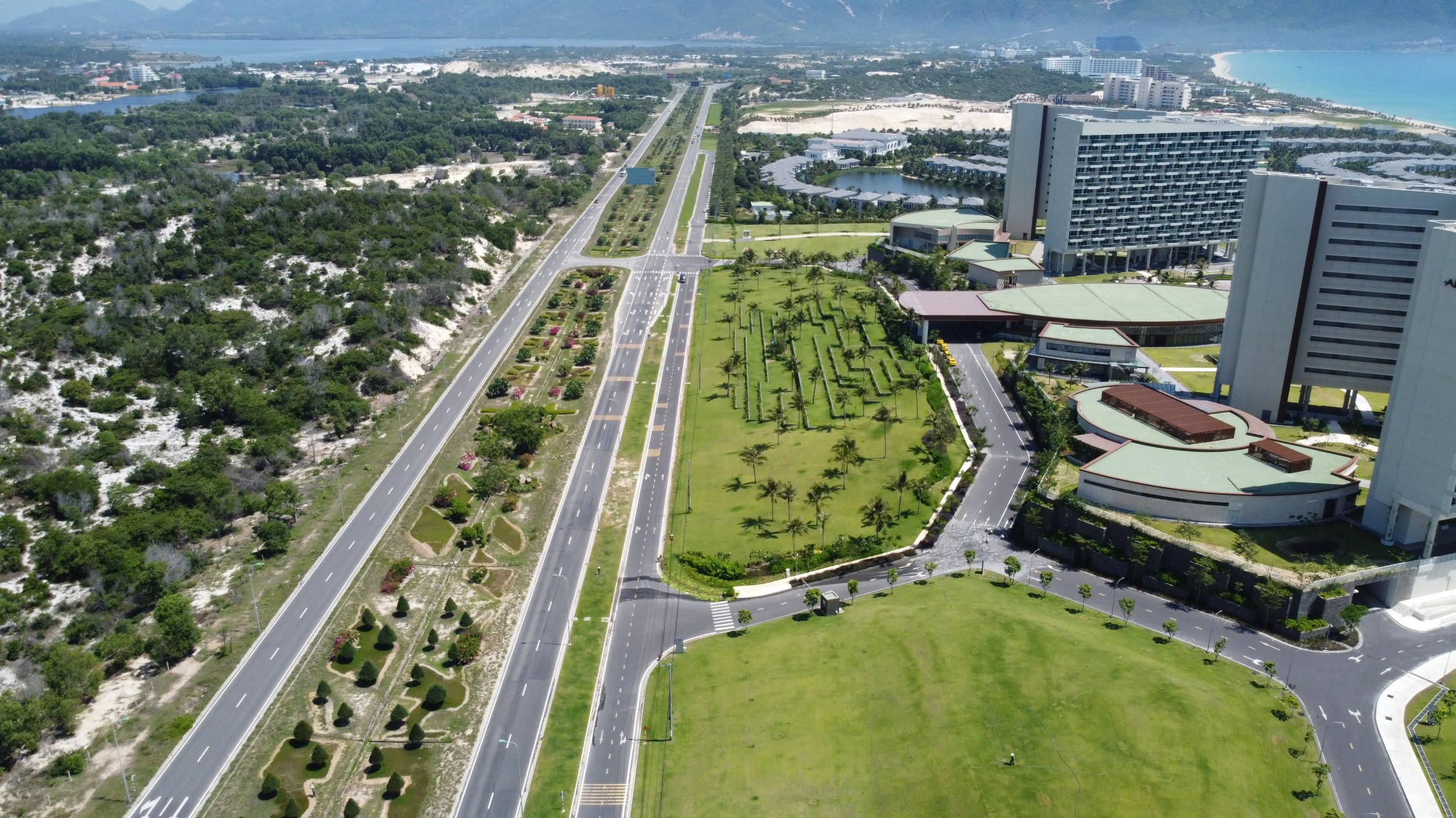 Khu du lịch Bắc bán đảo Cam Ranh thuộc huyện Cam Lâm.