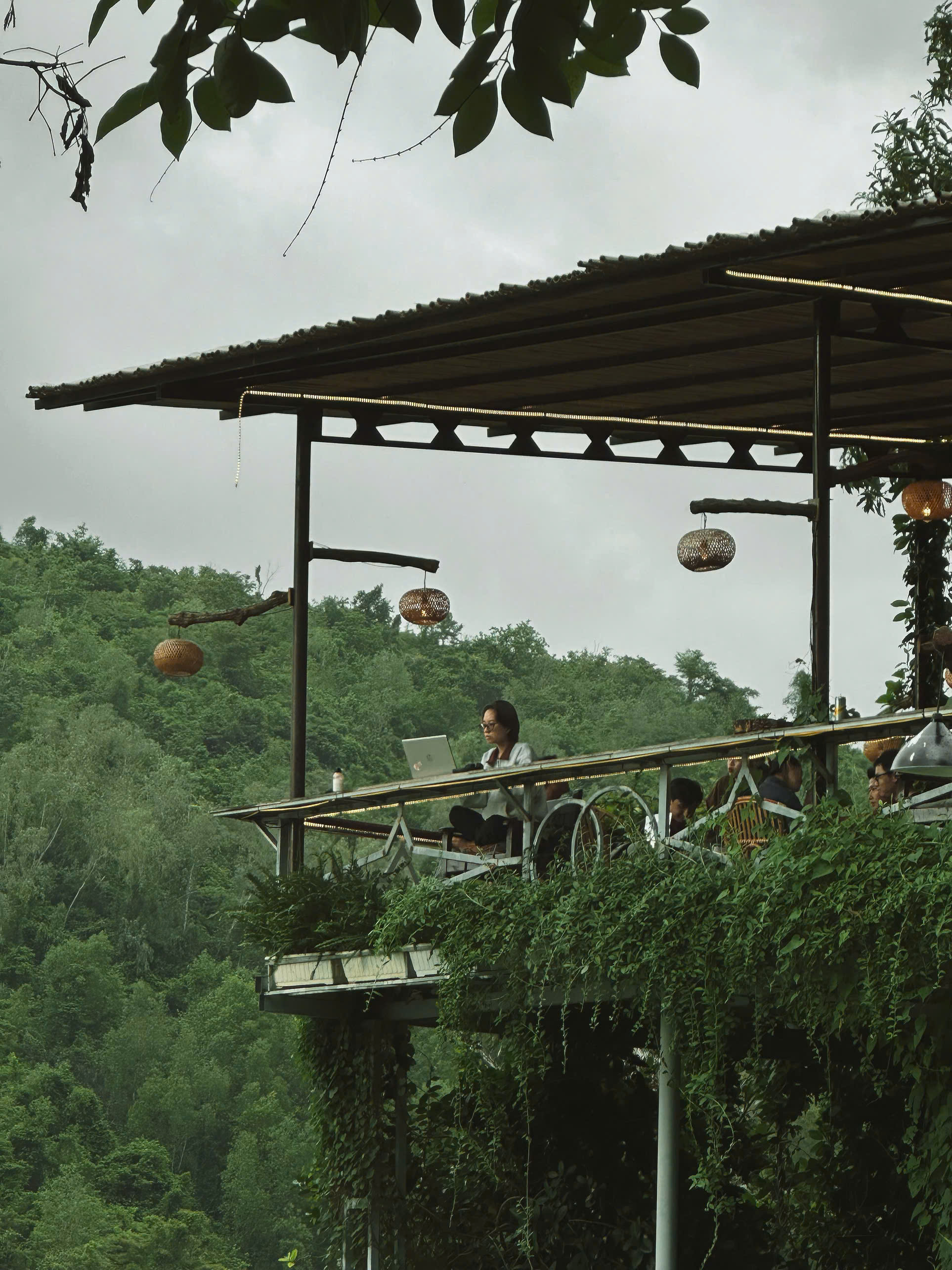 Khung cảnh thơ mộng bình yên
với núi rừng và hồ nước.