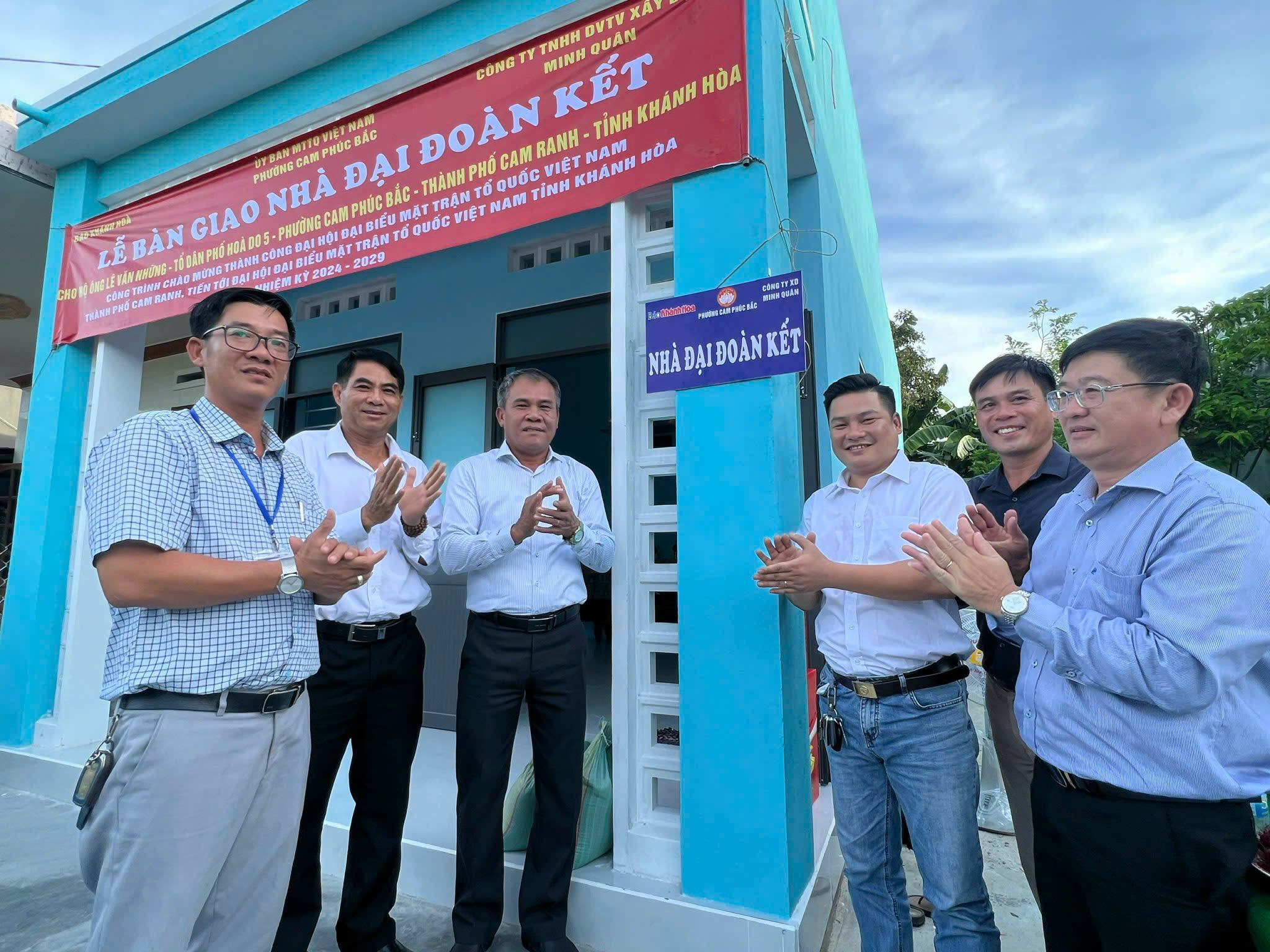 Lãnh đạo Báo Khánh Hòa 
và các đơn vị bàn giao nhà cho gia đình 
ông Lê Văn Những (phường Cam Phúc Bắc, 
TP. Cam Ranh) vào tháng 6-2024.