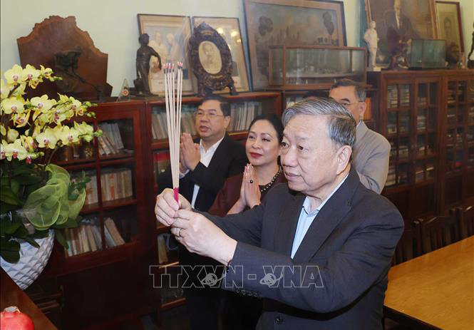 Tổng Bí thư Tô Lâm thắp hương tưởng niệm các đồng chí nguyên lãnh đạo Đảng, Nhà nước