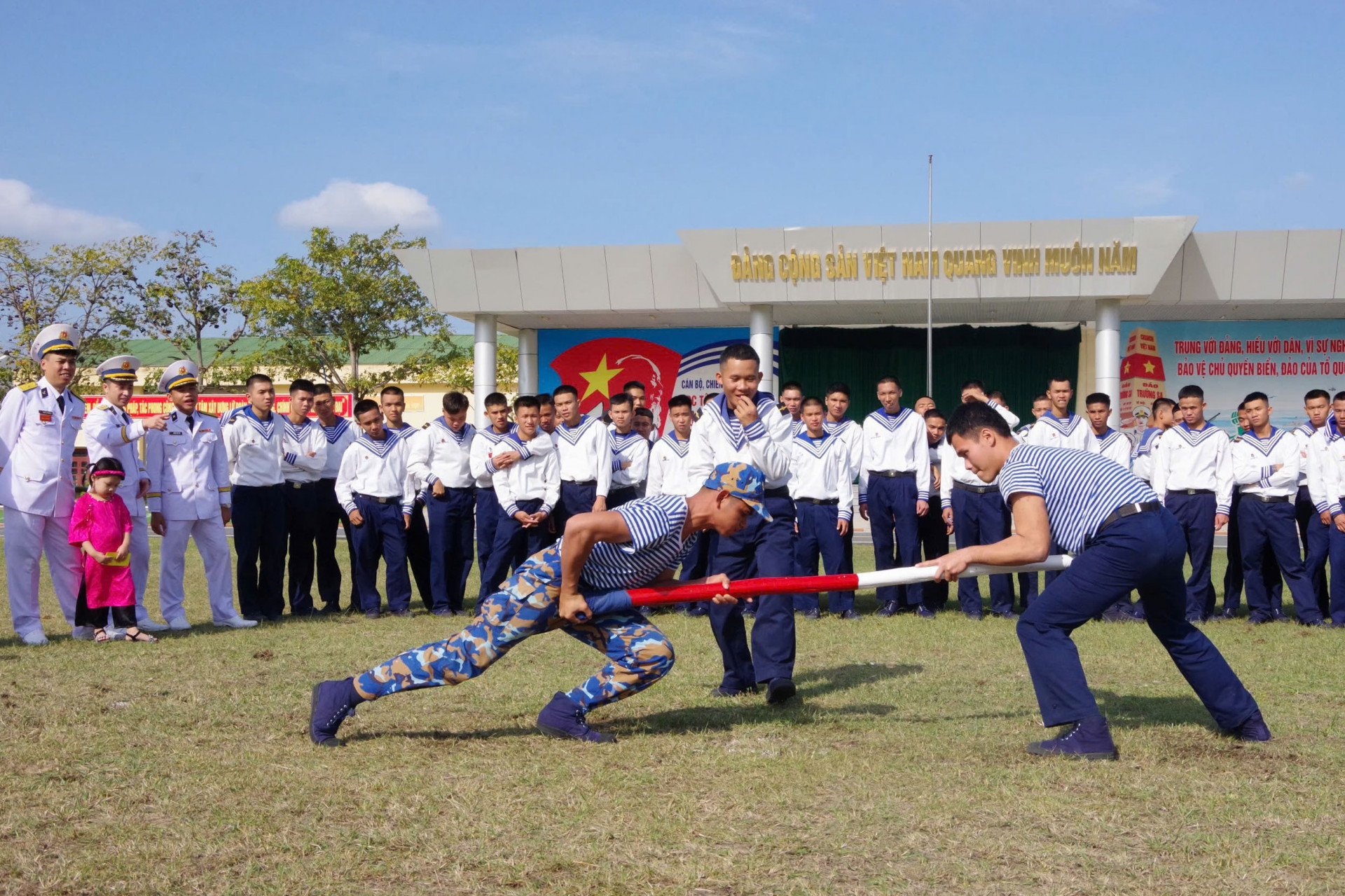 Cán bộ, chiến sĩ Lữ đoàn 146 sôi nổi thi đẩy gậy.