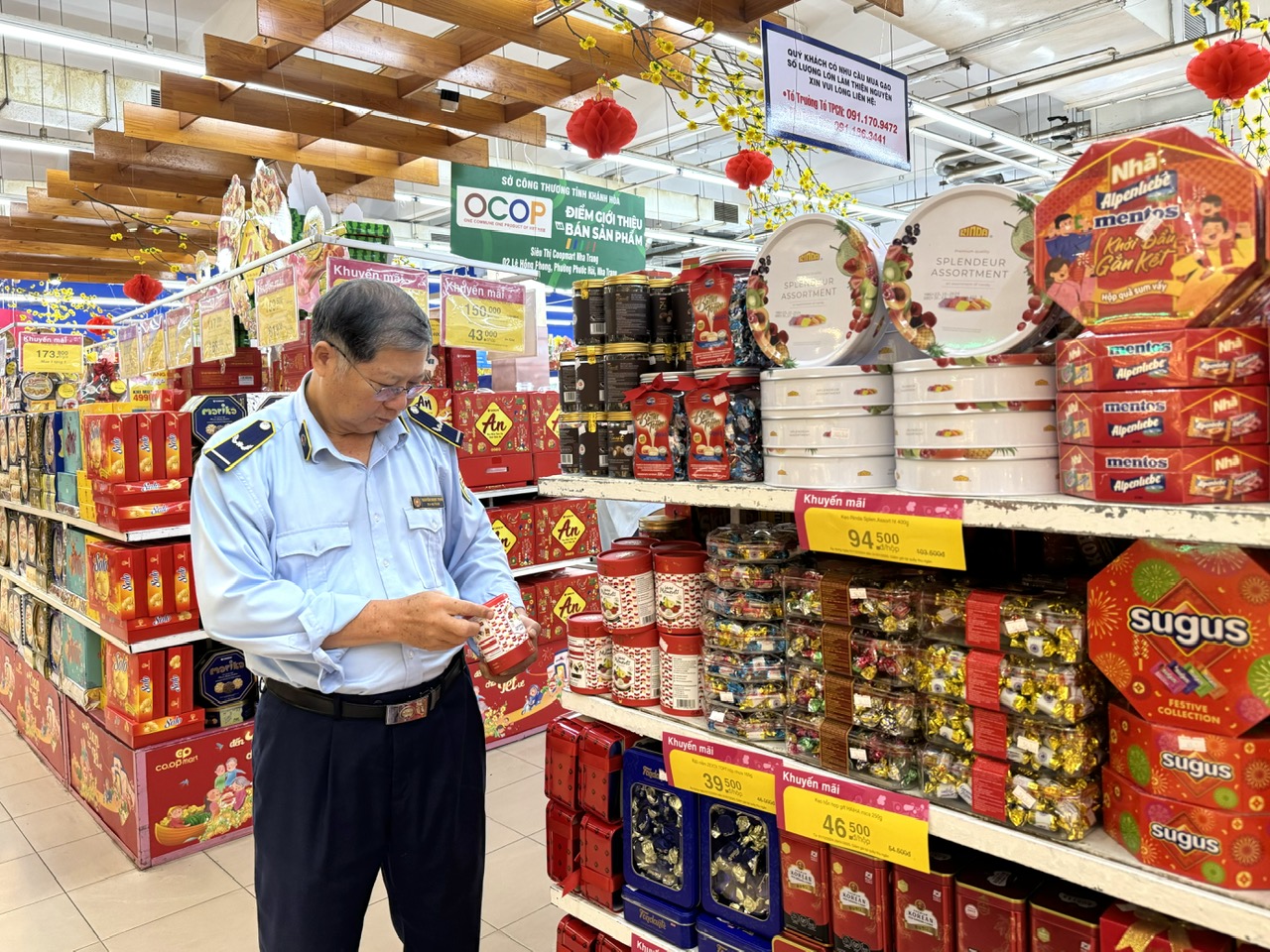 Lực lượng Quản lý thị trường kiểm tra, giám sát mặt hàng phục vụ Tết tại một siêu thị ở Nha Trang