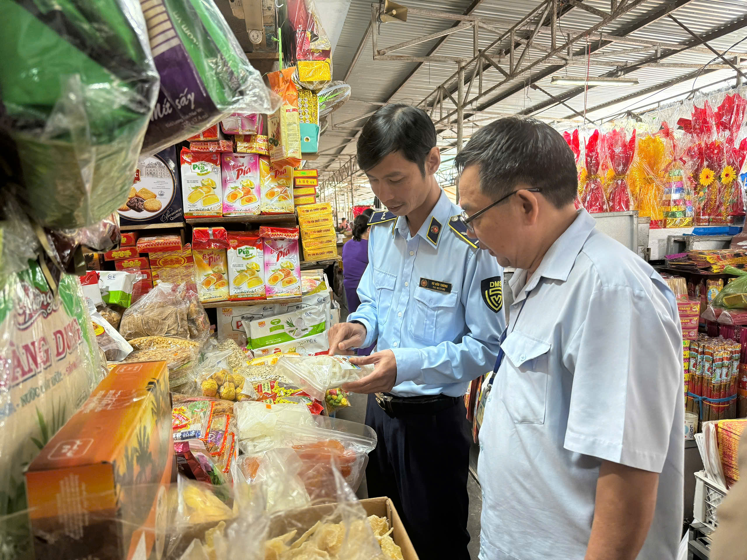 Lực lượng quản lý thị trường kiểm tra, kiểm soát sản phẩm bánh kẹo Tết tại chợ Xóm Mới