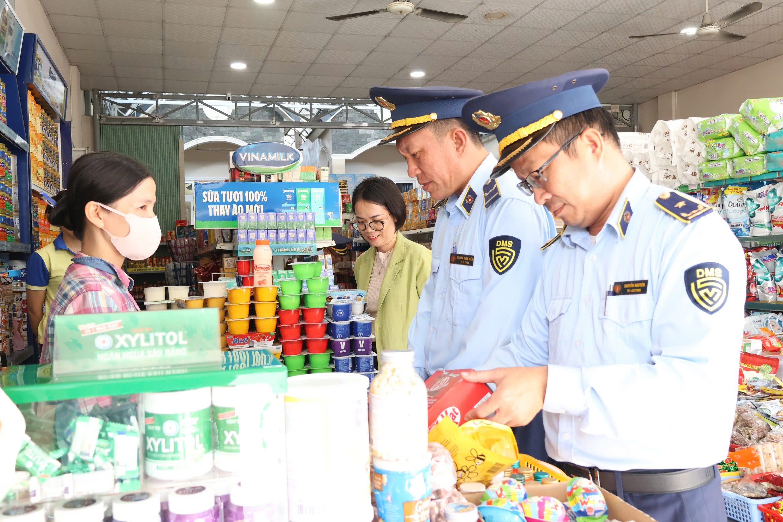 Đồng loạt ra quân kiểm soát thị trường Tết