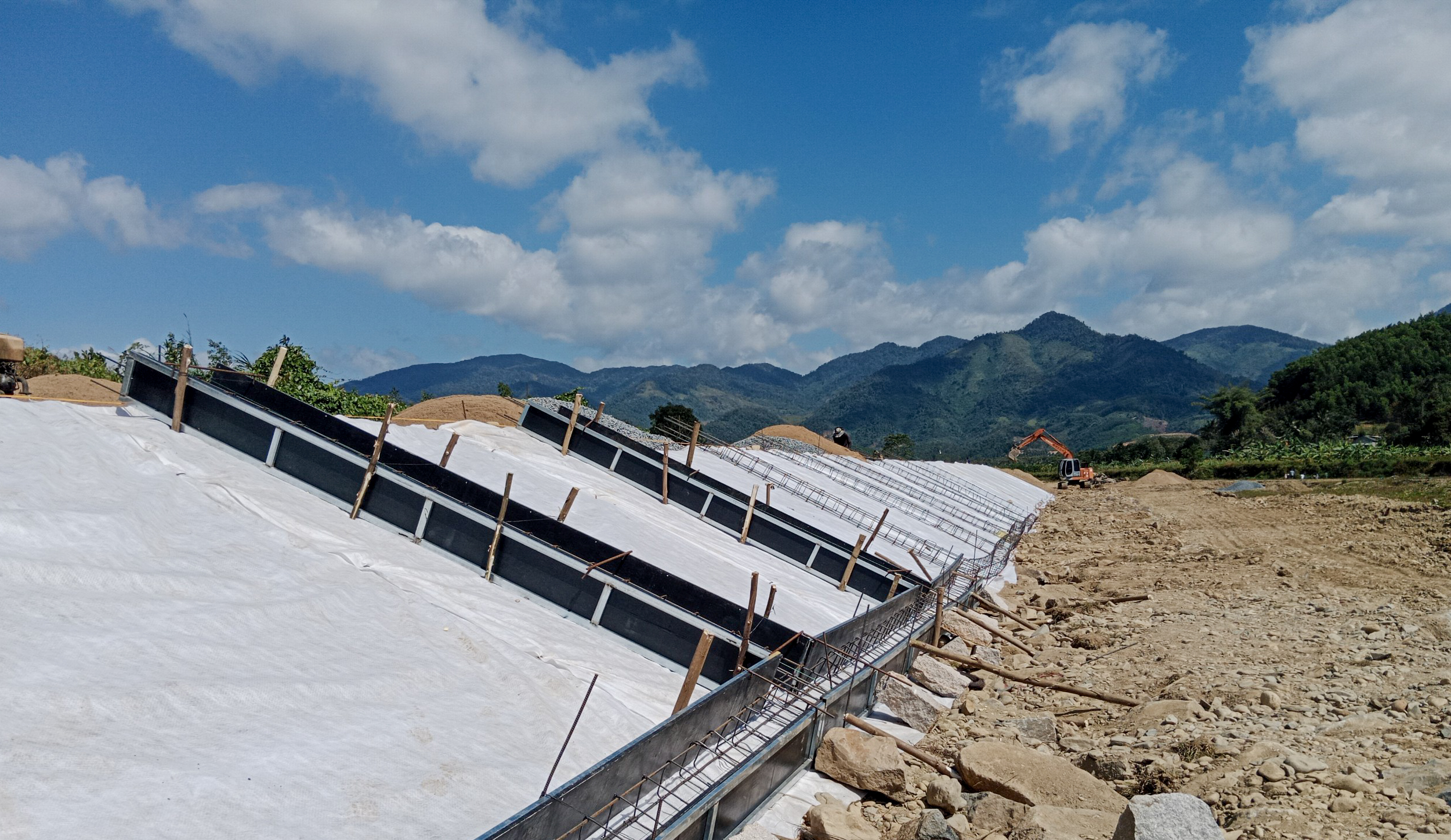 Một đoạn kè chống sạt lở bờ sông Tô Hạp đang được đầu tư để giữ đất sản xuất cho người dân