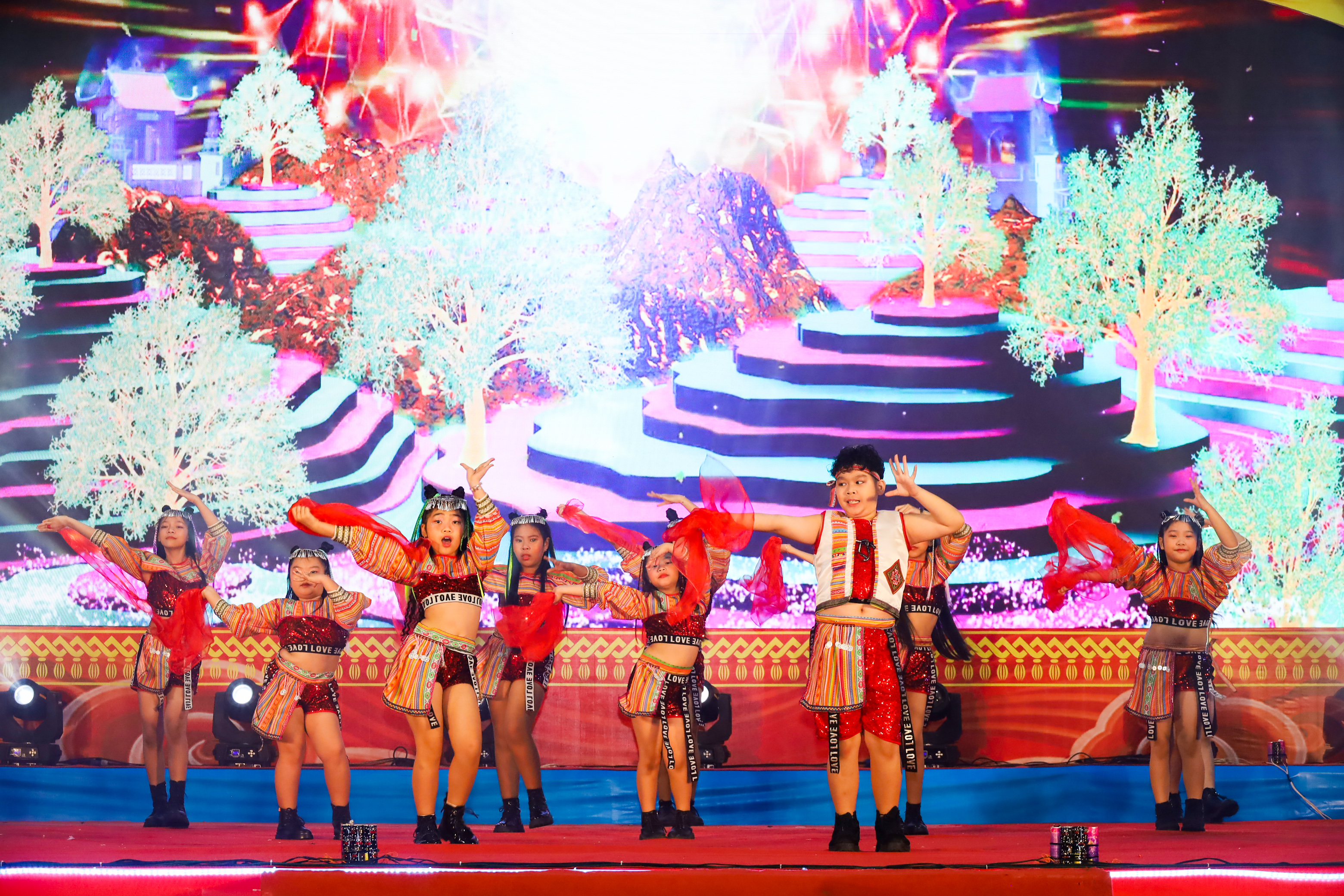 Một tiết mục hát múa do các em ở Trung tâm Talent Kids biểu diễn.