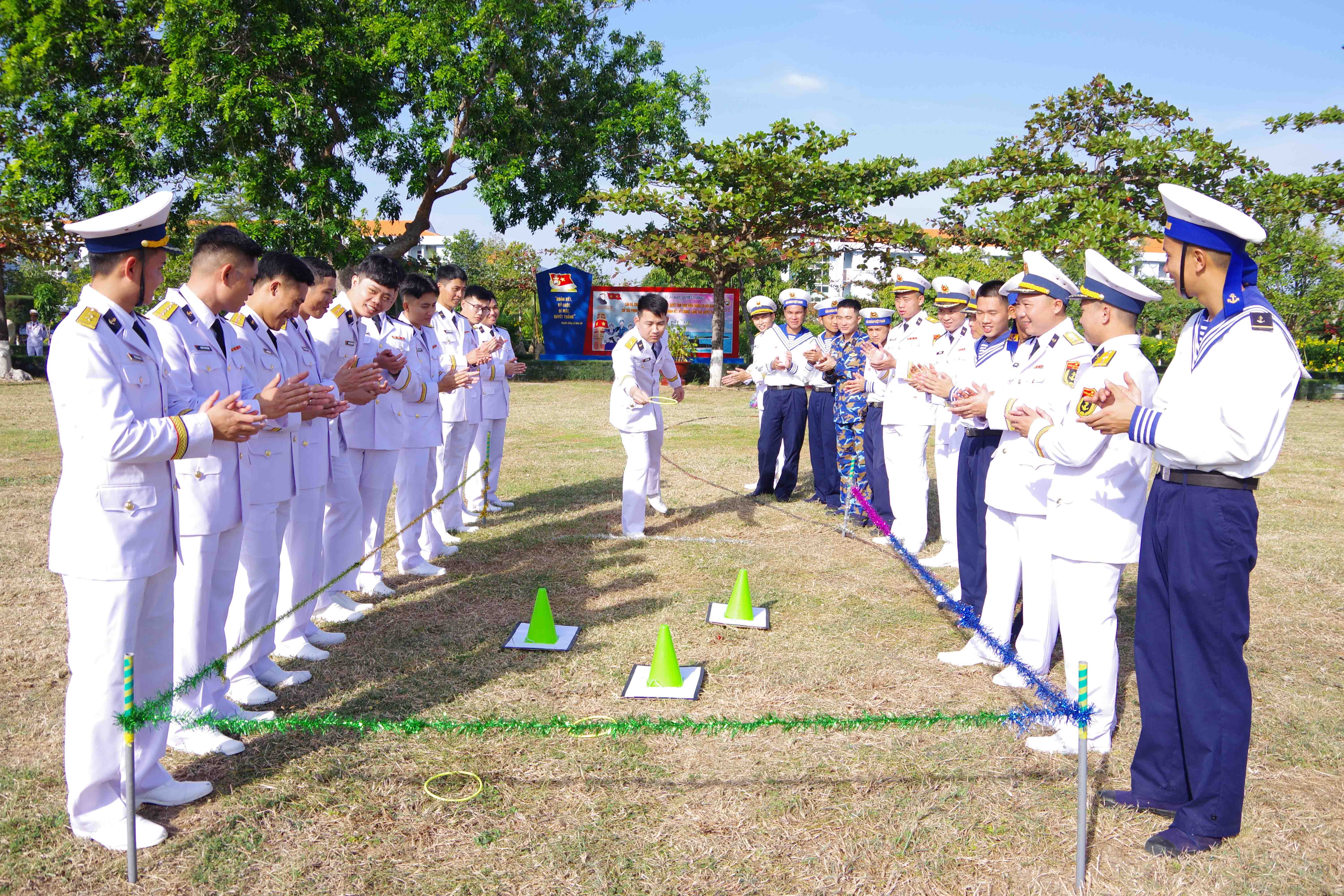 Cán bộ, chiến sĩ thi ném vòng.