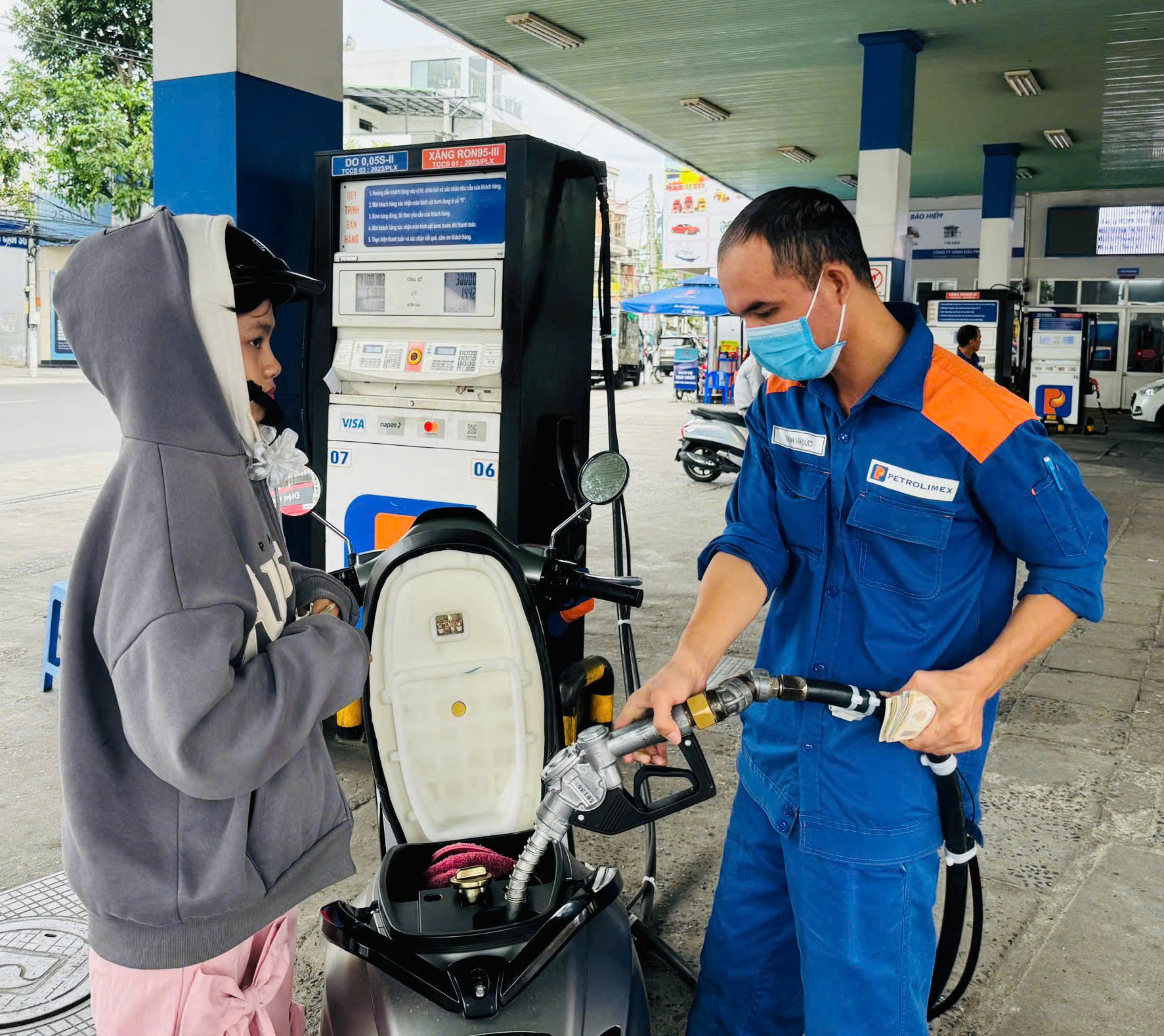 Giá xăng tăng nhẹ, dầu mazut tăng 1.000 đồng/kg