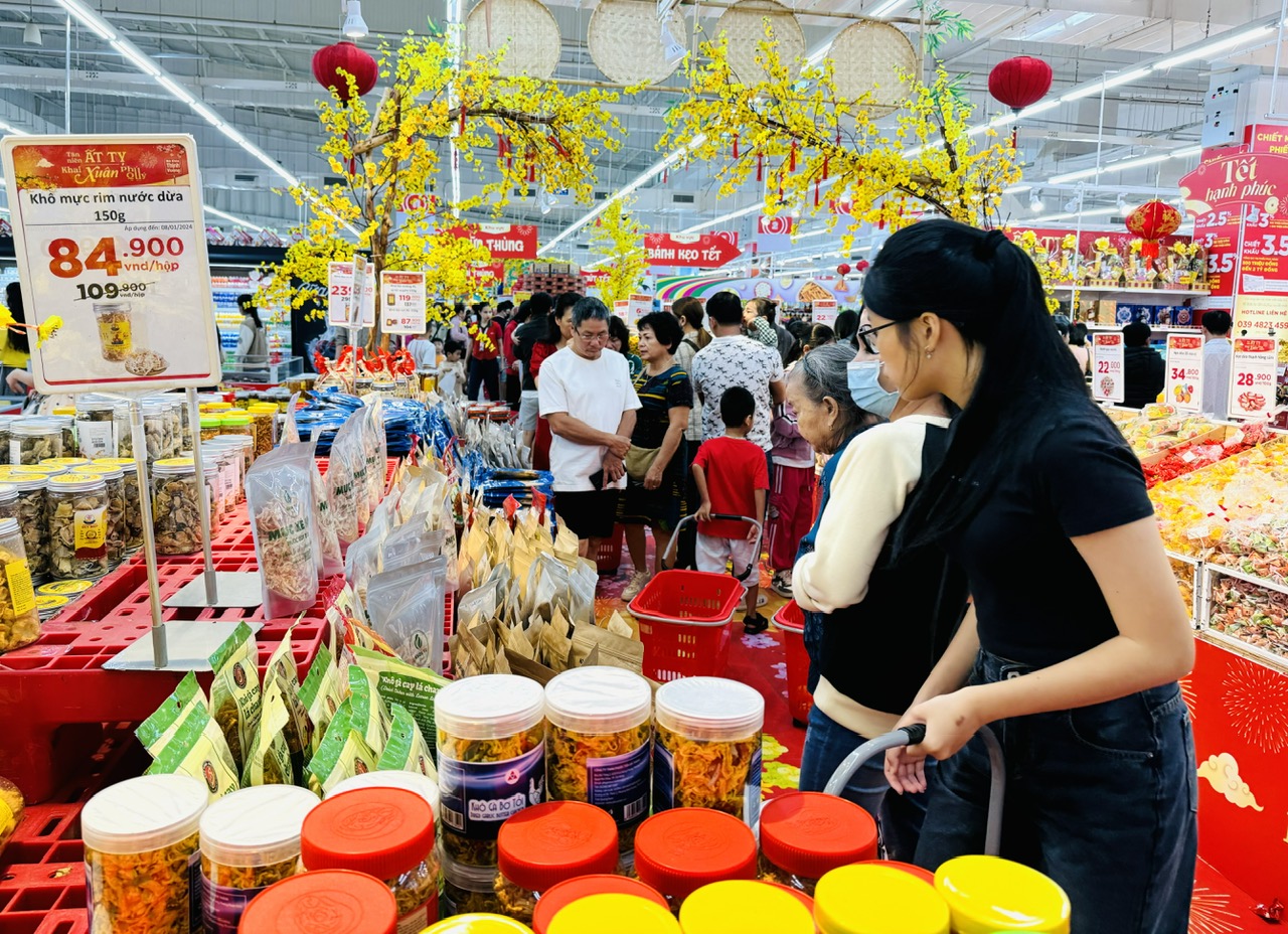 Người dân mua sắm chuẩn bị Tết tại một siêu thị chiều 4-1