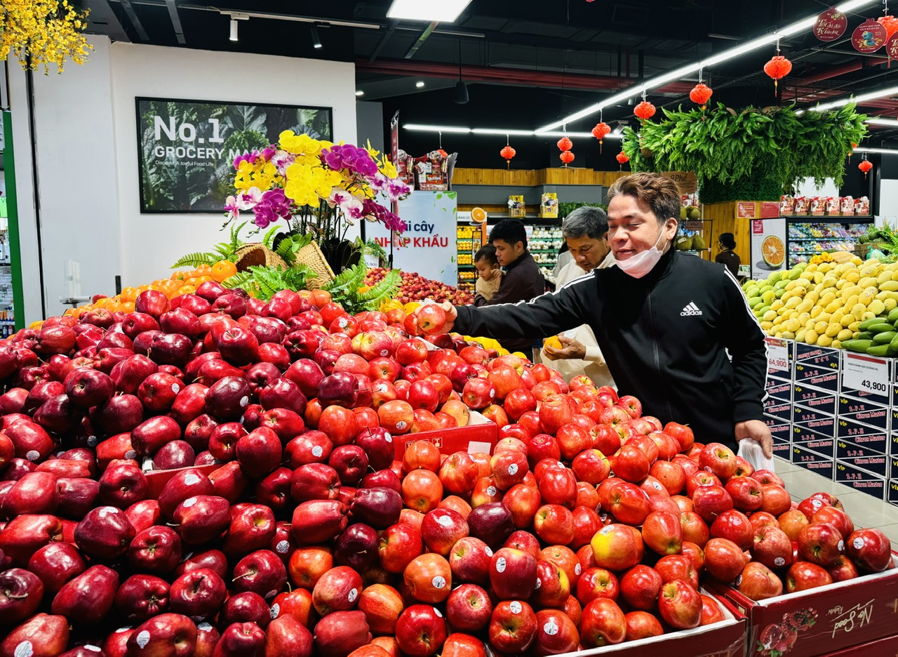 Người dân mua sắm Tết tại Siêu thị Lotte Nha Trang