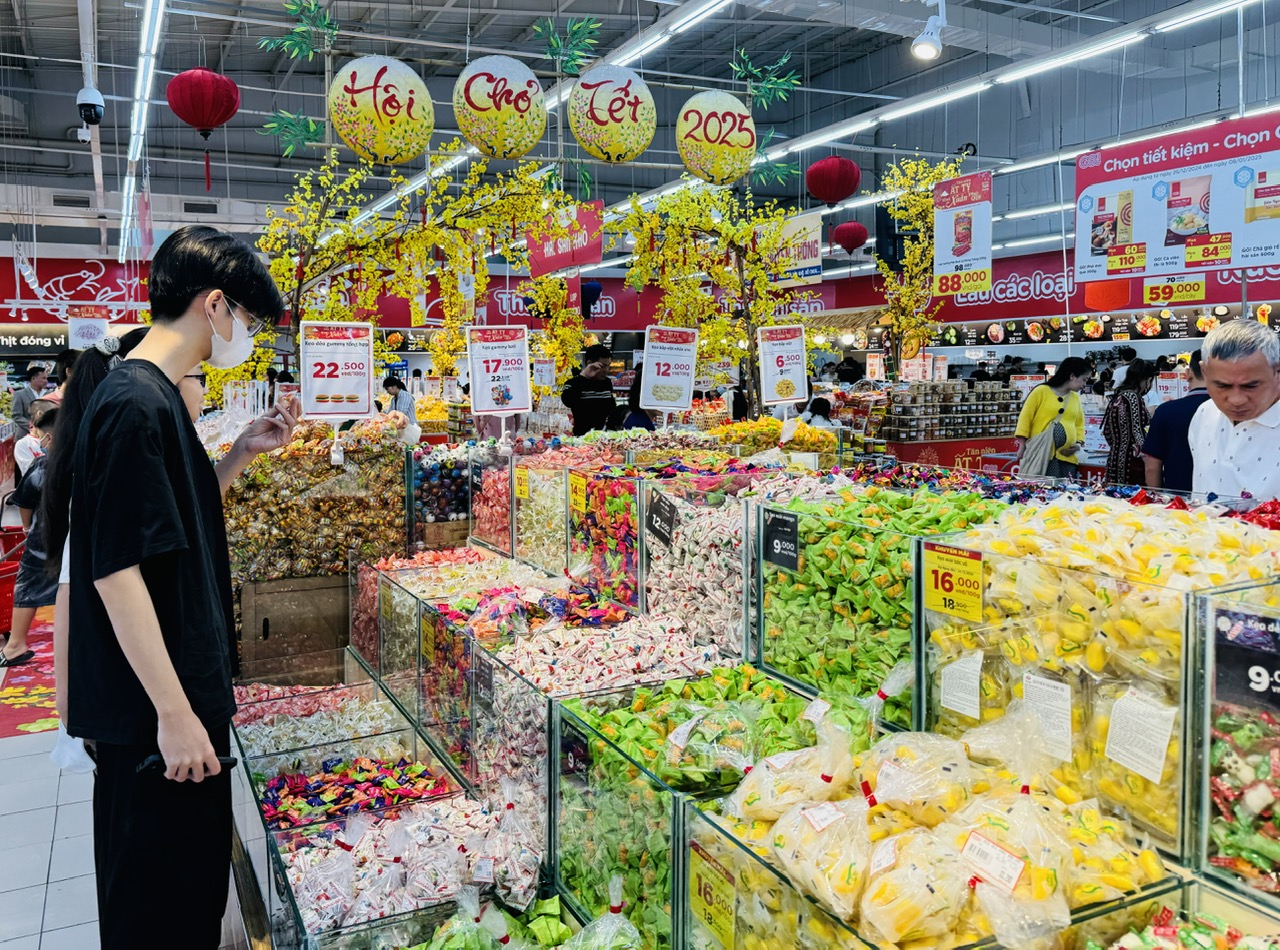 Người dân tham quan, mua sắm tại một siêu thị ở Nha Trang