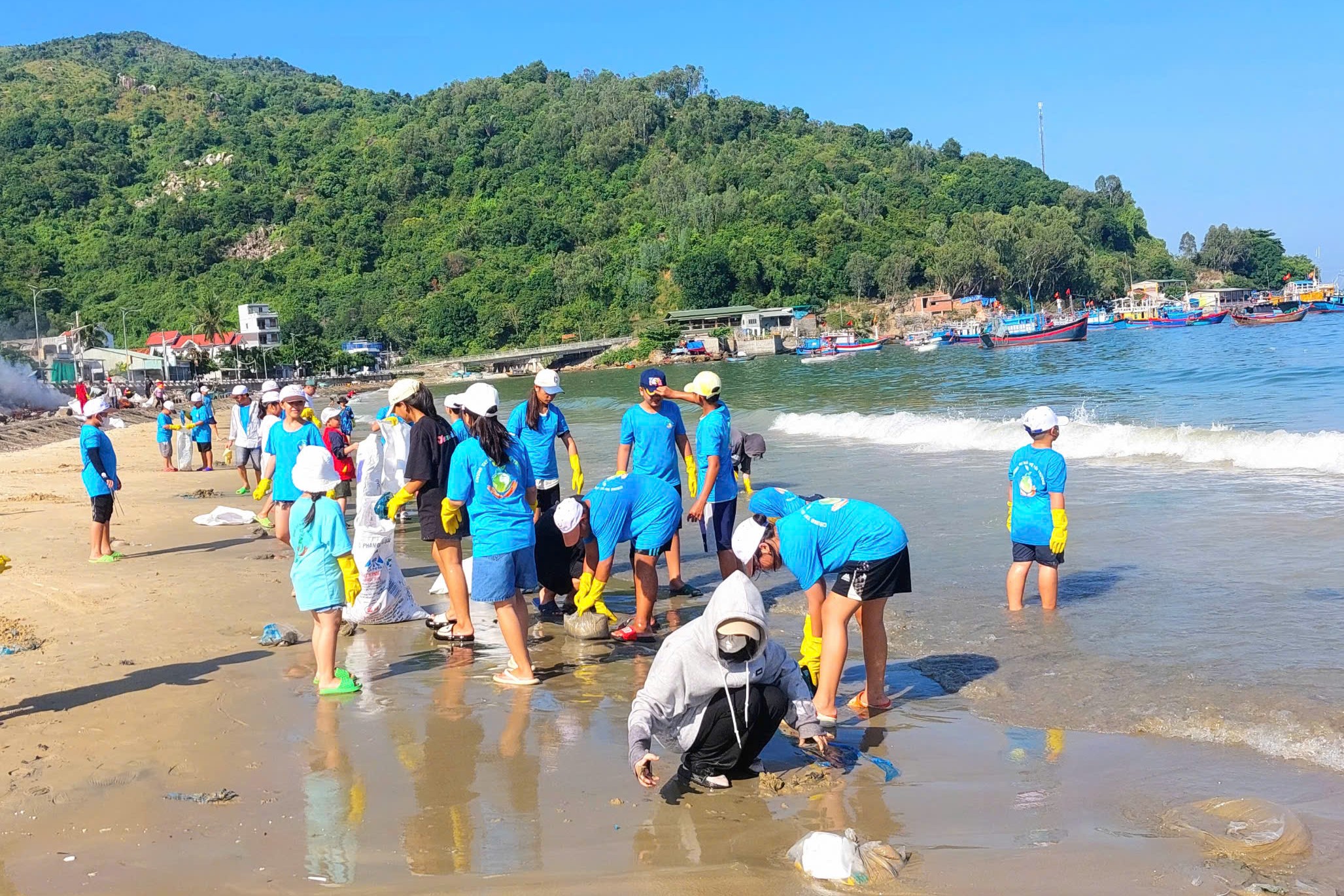 Với phương châm “Thêm một người nhặt rác, bớt đi một người xả rác”, nhóm Môi trường xanh do thầy Nguyễn Thanh Phong - giáo viên Trường Tiểu học Đại Lãnh (huyện Vạn Ninh) thành lập từ năm 2022 đến nay đã vận động được hơn 50 thành viên là học sinh và người dân địa phương tham gia nhặt rác dọc bờ biển Đại Lãnh, vào mỗi sáng Chủ nhật hàng tuần. Những chiếc lốp xe ô tô, lưới đánh cá của ngư dân vứt bỏ trôi dạt vào bờ biển... đều được các em nhỏ thu gom. Không chỉ góp phần làm sạch bãi biển Đại Lãnh, những việc làm của nhóm Môi trường xanh còn lan tỏa và gieo lối sống trách nhiệm với môi trường cho các em nhỏ, học sinh và người dân.