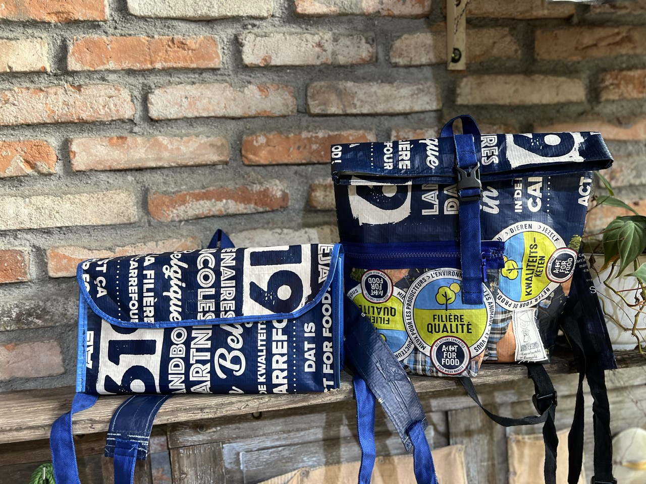 Những sản phẩm được anh Võ Hùng Sơn tái chế từ rác thải trông rất thời trang.