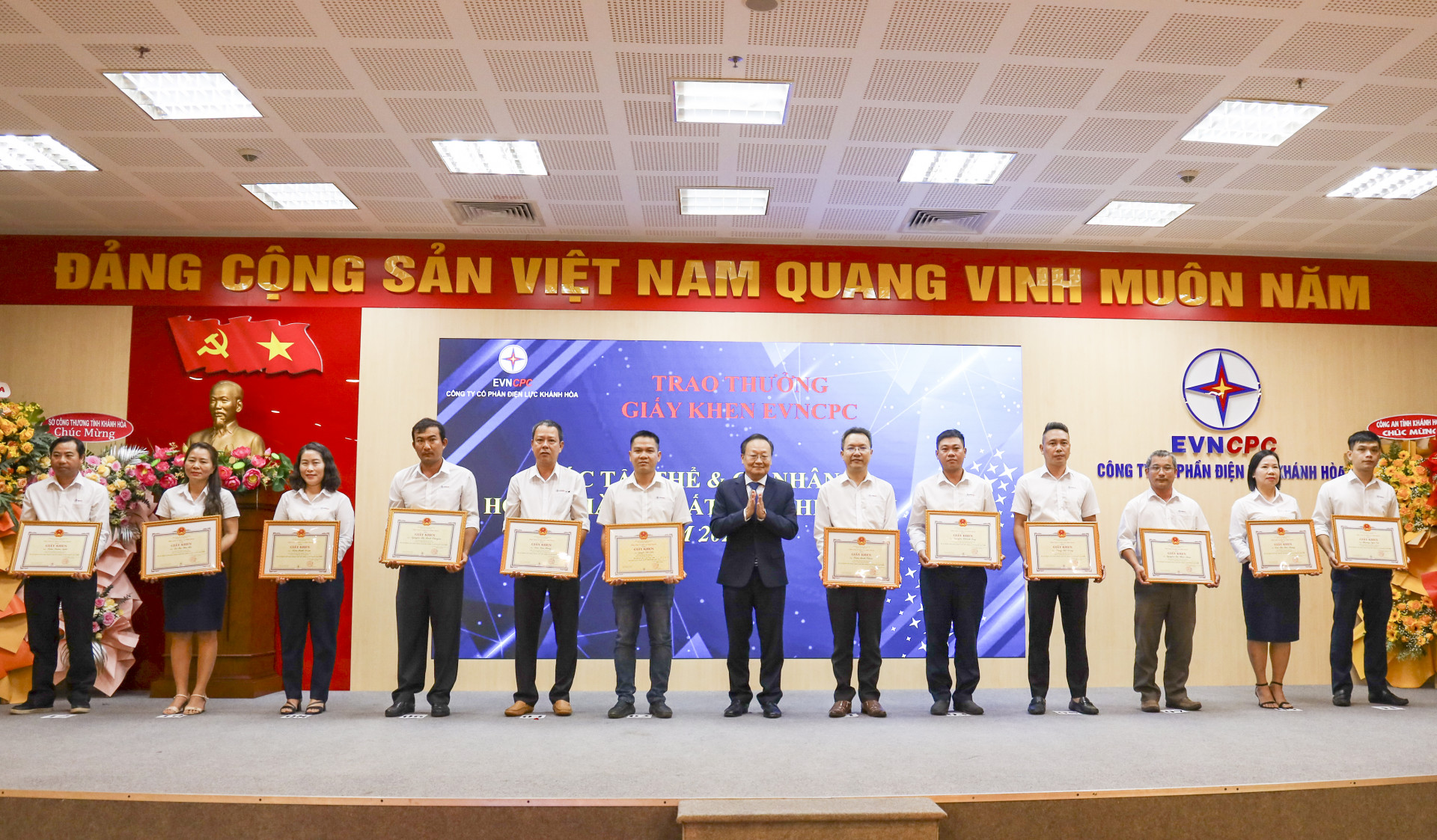 Ông Nguyễn Đức - Thành viên Hội đồng thành viên Tổng Công ty điện lực miền Trung trao giấy khen cho các tập thể và cá nhân xuất sắc.