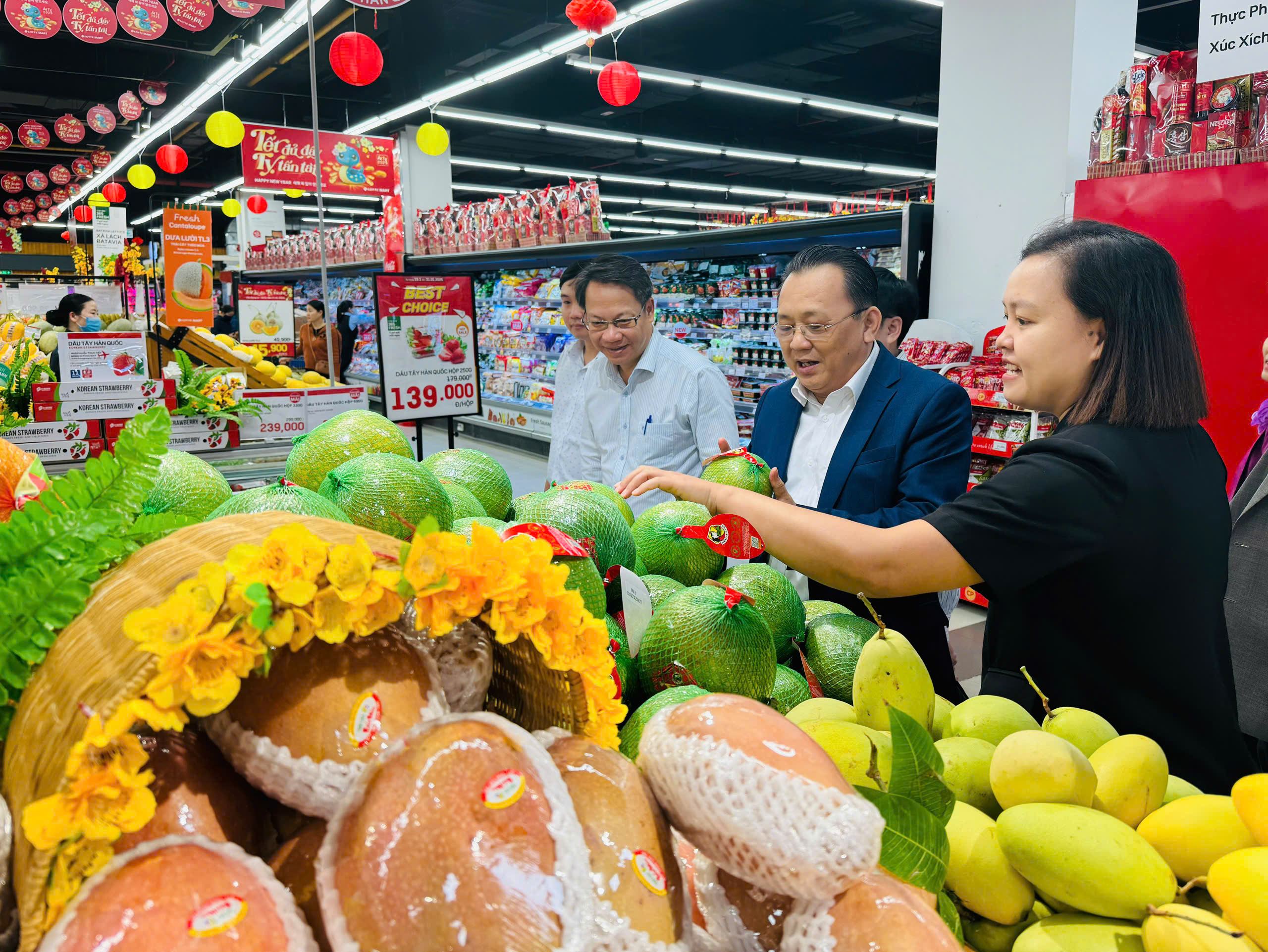 Ông Lê Hữu Hoàng nắm tình hình hàng hoá tại Siêu thị Lotte Mart Nha Trang.